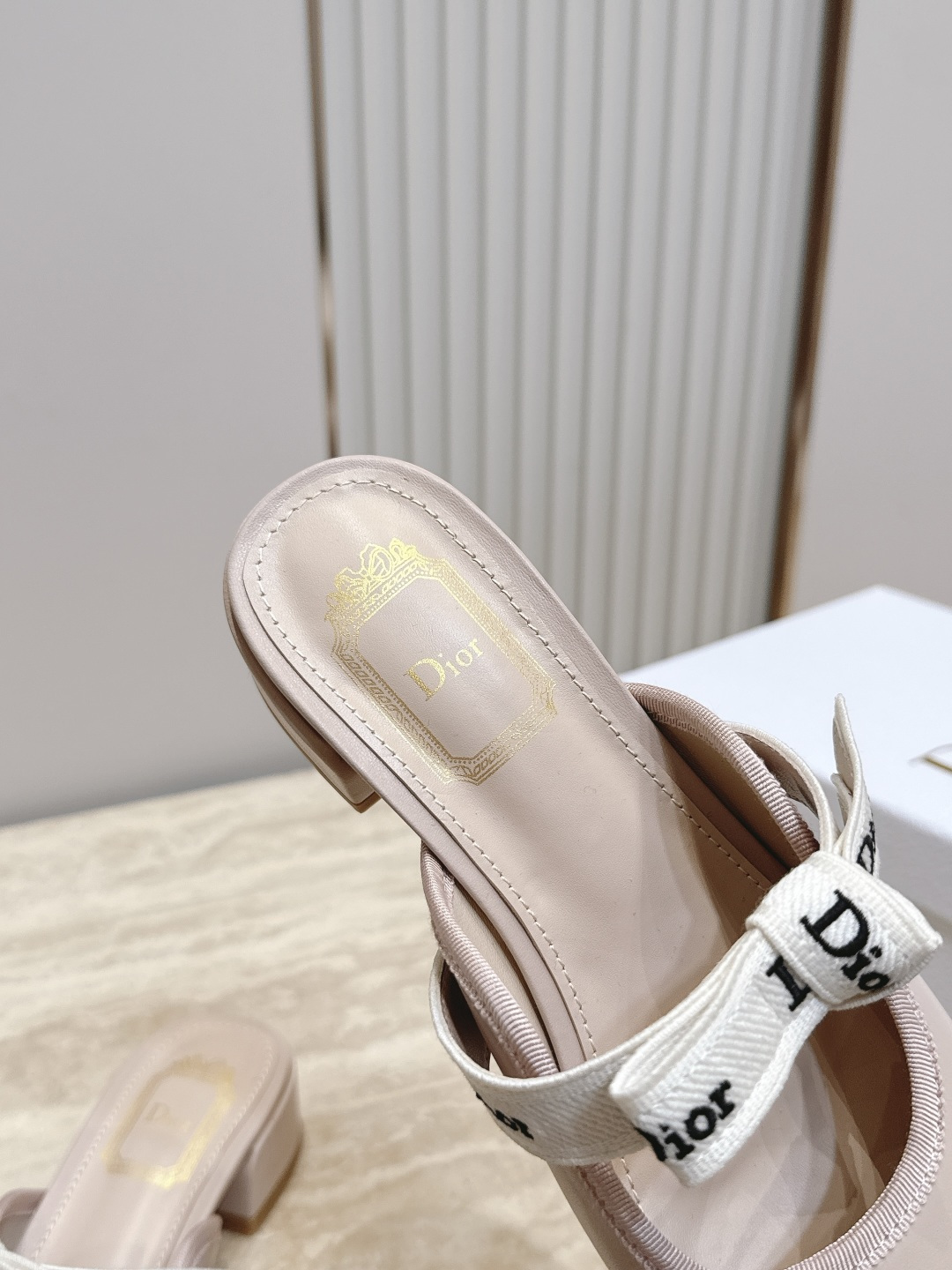Dior 迪奥 26ss早秋系列 新款织带珍珠蝴蝶结中跟单鞋半拖鞋 以品牌经典标志性的字母织带装饰打造，搭配同色系的皮质