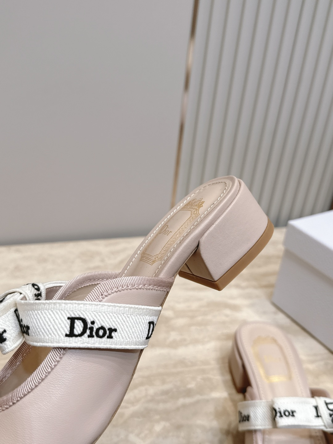 Dior 迪奥 26ss早秋系列 新款织带珍珠蝴蝶结中跟单鞋半拖鞋 以品牌经典标志性的字母织带装饰打造，搭配同色系的皮质