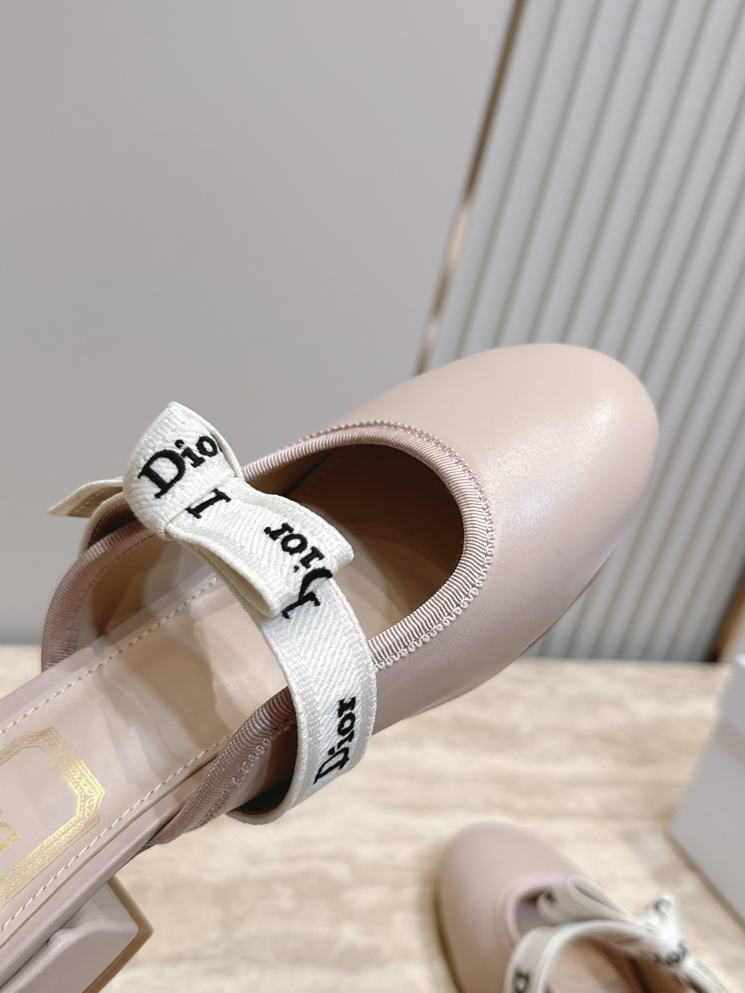 Dior 迪奥 26ss早秋系列 新款织带珍珠蝴蝶结中跟单鞋半拖鞋 以品牌经典标志性的字母织带装饰打造，搭配同色系的皮质