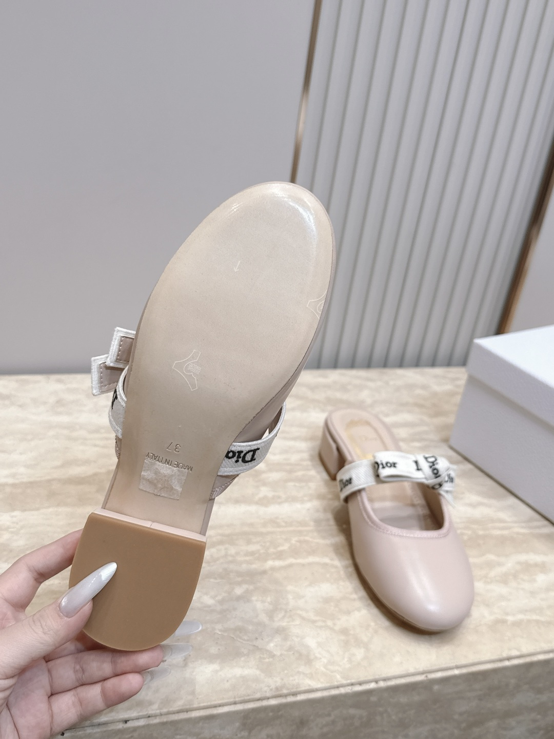 Dior 迪奥 26ss早秋系列 新款织带珍珠蝴蝶结中跟单鞋半拖鞋 以品牌经典标志性的字母织带装饰打造，搭配同色系的皮质