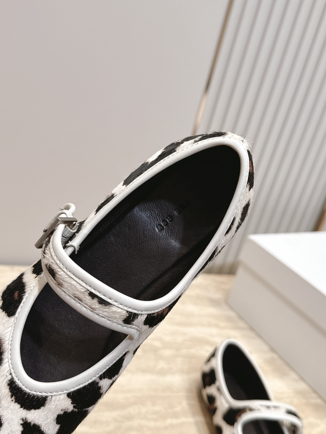 THE ROW小众潮牌26vs早秋单鞋系列…… 【圆头横带平底单鞋】 原版一比一打造👍🉐️🉐️舒适度、包裹性都比较好。 THE ROW小众潮牌26vs早秋单鞋系列…… 【圆头横带平底单鞋】 原版一比一打造👍🉐️🉐️舒适度、包裹性都比较好。