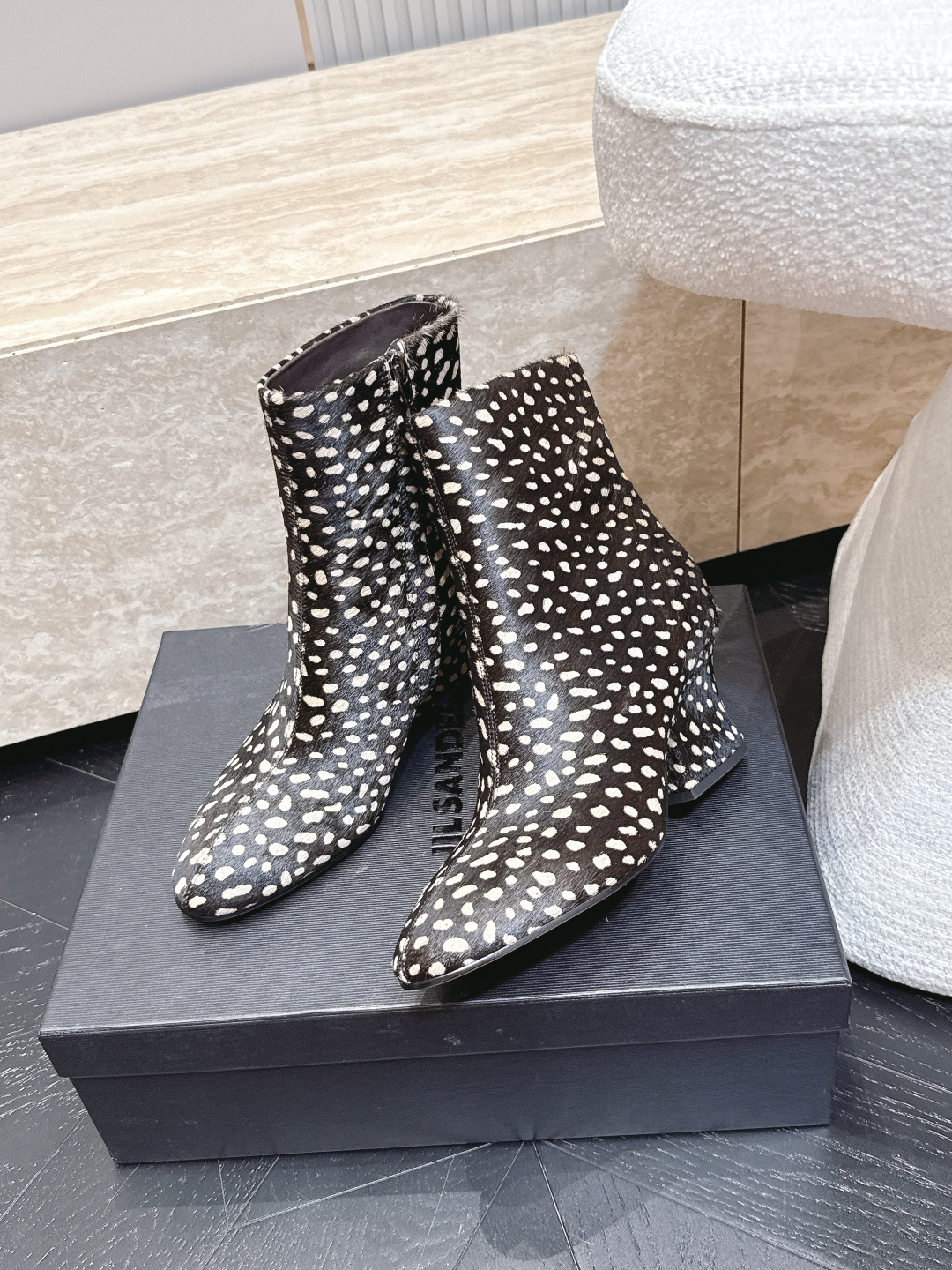 吉尔桑达-Jil sander 2026vs早秋新品靴子系列…… 【圆头粗跟短靴】 超酷超飒战靴,上脚显瘦增,高超级百搭 吉尔桑达-Jil sander 2026vs早秋新品靴子系列…… 【圆头粗跟短靴】 超酷超飒战靴,上脚显瘦增,高超级百搭