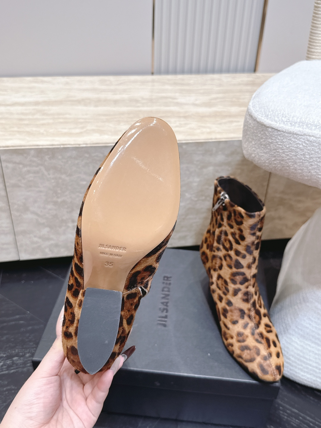 吉尔桑达-Jil sander 2026vs早秋新品靴子系列…… 【圆头粗跟短靴】 超酷超飒战靴,上脚显瘦增,高超级百搭 吉尔桑达-Jil sander 2026vs早秋新品靴子系列…… 【圆头粗跟短靴】 超酷超飒战靴,上脚显瘦增,高超级百搭
