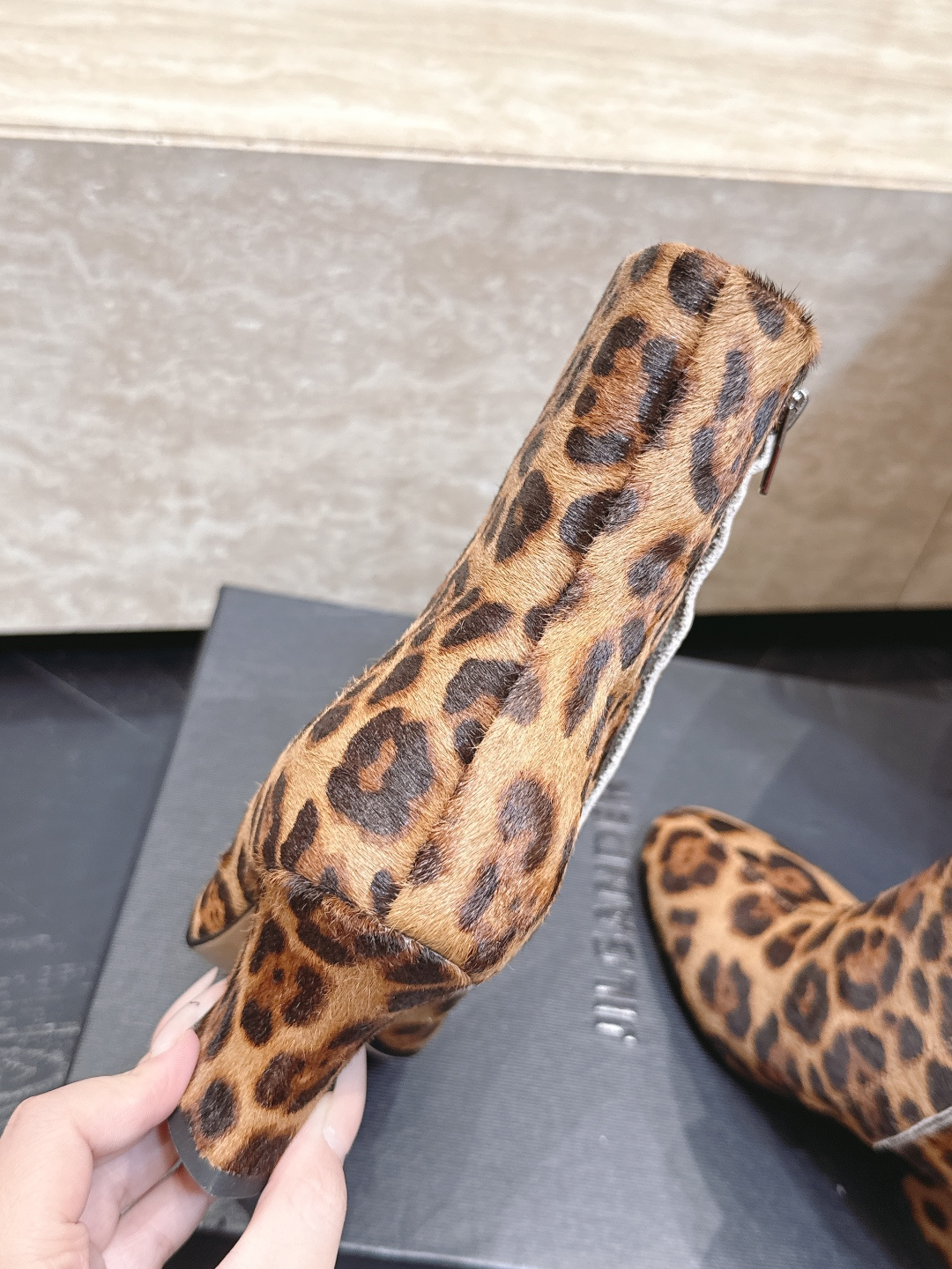 吉尔桑达-Jil sander 2026vs早秋新品靴子系列…… 【圆头粗跟短靴】 超酷超飒战靴,上脚显瘦增,高超级百搭 吉尔桑达-Jil sander 2026vs早秋新品靴子系列…… 【圆头粗跟短靴】 超酷超飒战靴,上脚显瘦增,高超级百搭