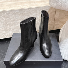 吉尔桑达-Jil sander 2026vs早秋新品靴子系列…… 【圆头粗跟短靴】 超酷超飒战靴,上脚显瘦增,高超级百搭 吉尔桑达-Jil sander 2026vs早秋新品靴子系列…… 【圆头粗跟短靴】 超酷超飒战靴,上脚显瘦增,高超级百搭