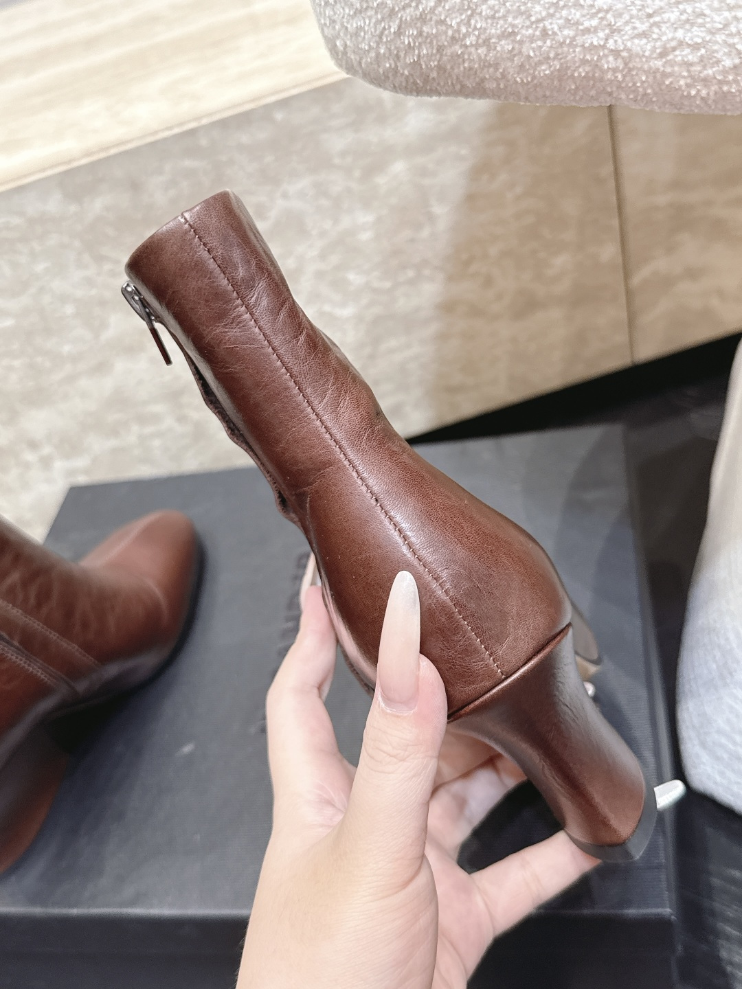 吉尔桑达-Jil sander 2026vs早秋新品靴子系列…… 【圆头粗跟短靴】 超酷超飒战靴,上脚显瘦增,高超级百搭 吉尔桑达-Jil sander 2026vs早秋新品靴子系列…… 【圆头粗跟短靴】 超酷超飒战靴,上脚显瘦增,高超级百搭