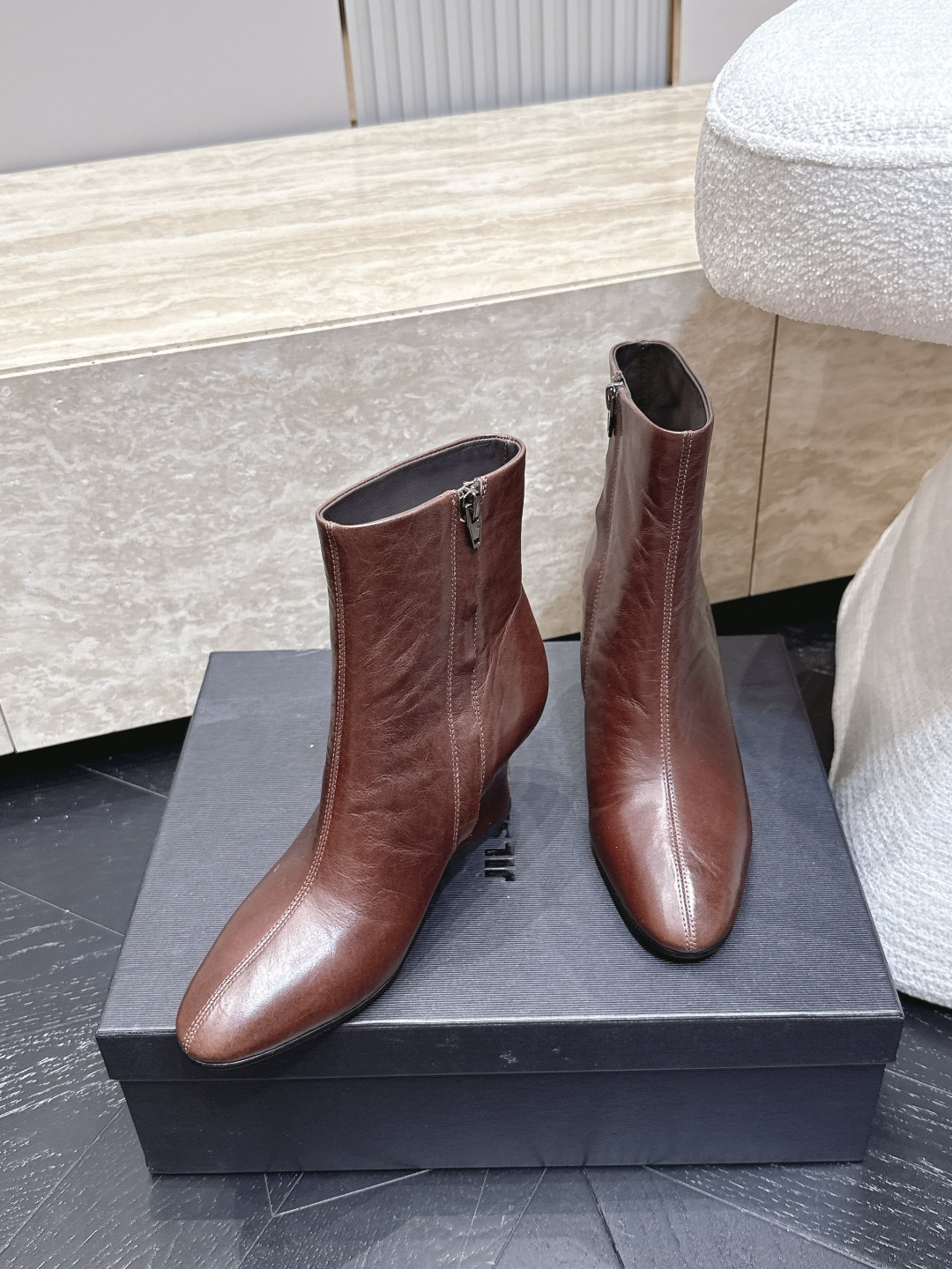 吉尔桑达-Jil sander 2026vs早秋新品靴子系列…… 【圆头粗跟短靴】 超酷超飒战靴,上脚显瘦增,高超级百搭 吉尔桑达-Jil sander 2026vs早秋新品靴子系列…… 【圆头粗跟短靴】 超酷超飒战靴,上脚显瘦增,高超级百搭