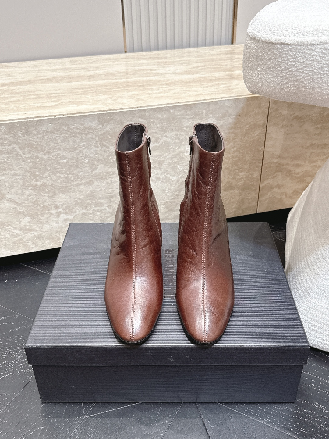 吉尔桑达-Jil sander 2026vs早秋新品靴子系列…… 【圆头粗跟短靴】 超酷超飒战靴,上脚显瘦增,高超级百搭 吉尔桑达-Jil sander 2026vs早秋新品靴子系列…… 【圆头粗跟短靴】 超酷超飒战靴,上脚显瘦增,高超级百搭