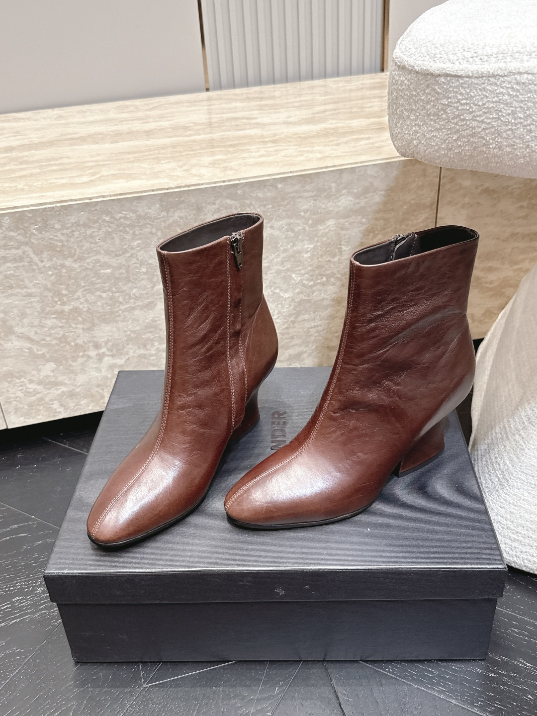 吉尔桑达-Jil sander 2026vs早秋新品靴子系列…… 【圆头粗跟短靴】 超酷超飒战靴，上脚显瘦增，高超级百搭