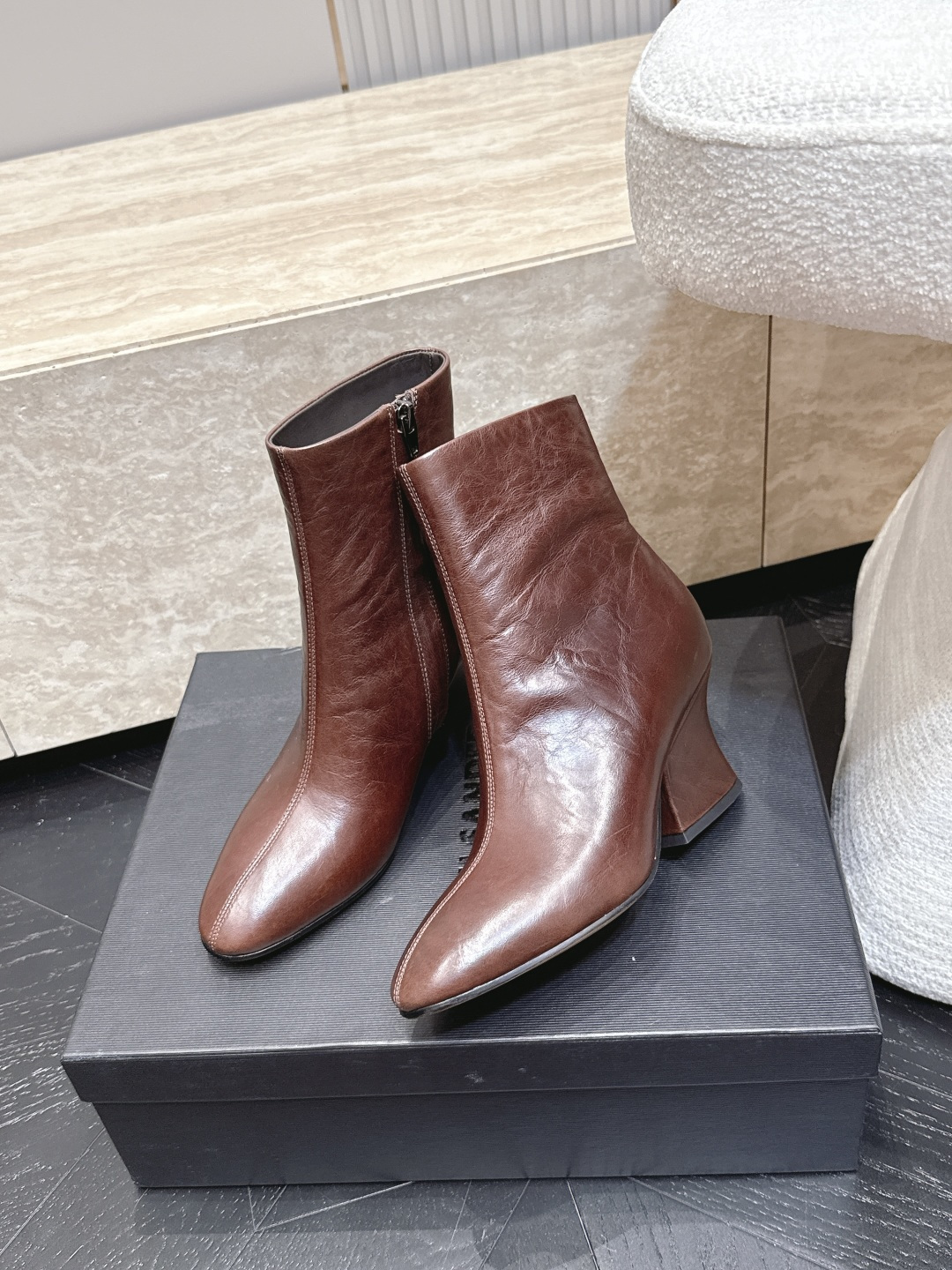 吉尔桑达-Jil sander 2026vs早秋新品靴子系列…… 【圆头粗跟短靴】 超酷超飒战靴,上脚显瘦增,高超级百搭 吉尔桑达-Jil sander 2026vs早秋新品靴子系列…… 【圆头粗跟短靴】 超酷超飒战靴,上脚显瘦增,高超级百搭