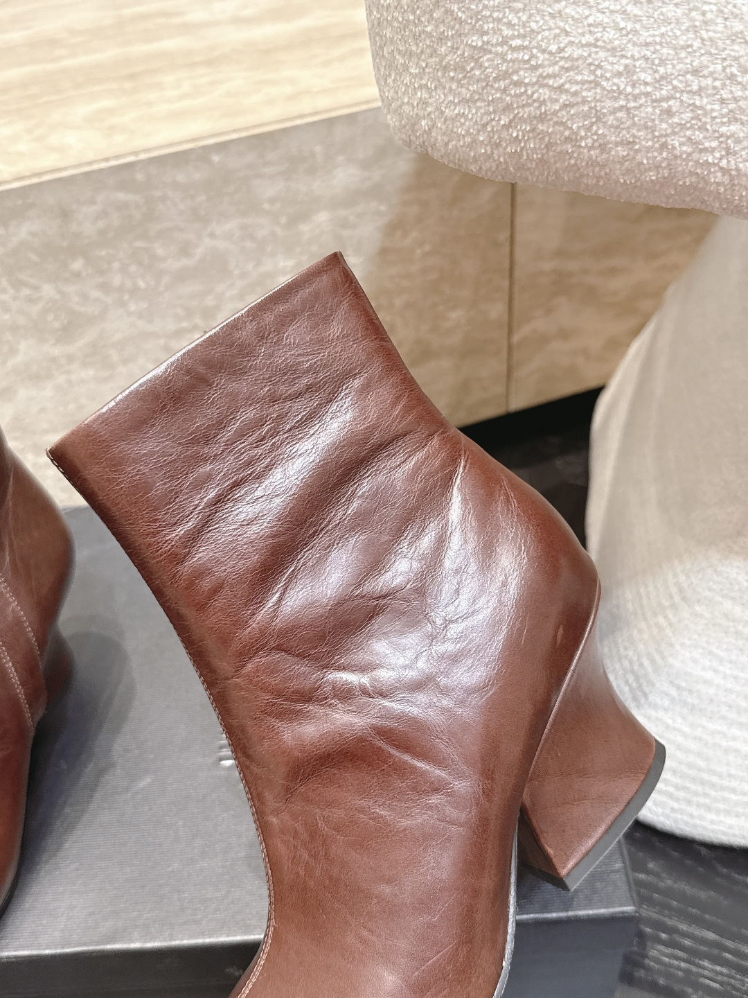 吉尔桑达-Jil sander 2026vs早秋新品靴子系列…… 【圆头粗跟短靴】 超酷超飒战靴,上脚显瘦增,高超级百搭 吉尔桑达-Jil sander 2026vs早秋新品靴子系列…… 【圆头粗跟短靴】 超酷超飒战靴,上脚显瘦增,高超级百搭