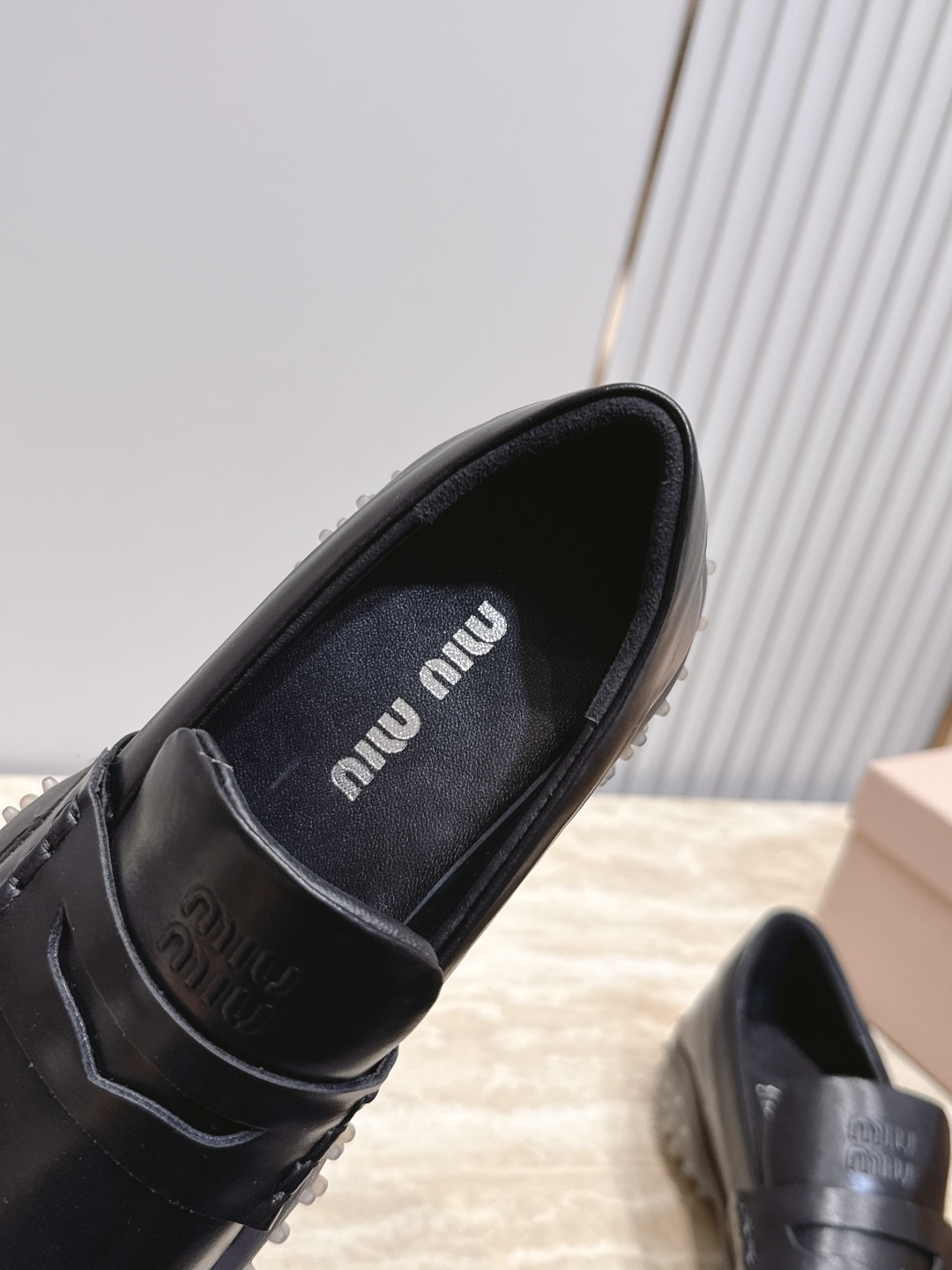 MiuMiu缪缪2026vs秋季新款乐福鞋系列…… 圆头豆豆厚底休闲乐福鞋 Miu Miu源于意大利时尚设计品牌一系列 MiuMiu缪缪2026vs秋季新款乐福鞋系列…… 圆头豆豆厚底休闲乐福鞋 Miu Miu源于意大利时尚设计品牌一系列