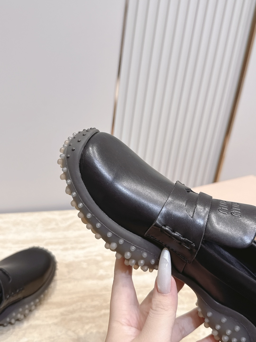 MiuMiu缪缪2026vs秋季新款乐福鞋系列…… 圆头豆豆厚底休闲乐福鞋 Miu Miu源于意大利时尚设计品牌一系列 MiuMiu缪缪2026vs秋季新款乐福鞋系列…… 圆头豆豆厚底休闲乐福鞋 Miu Miu源于意大利时尚设计品牌一系列