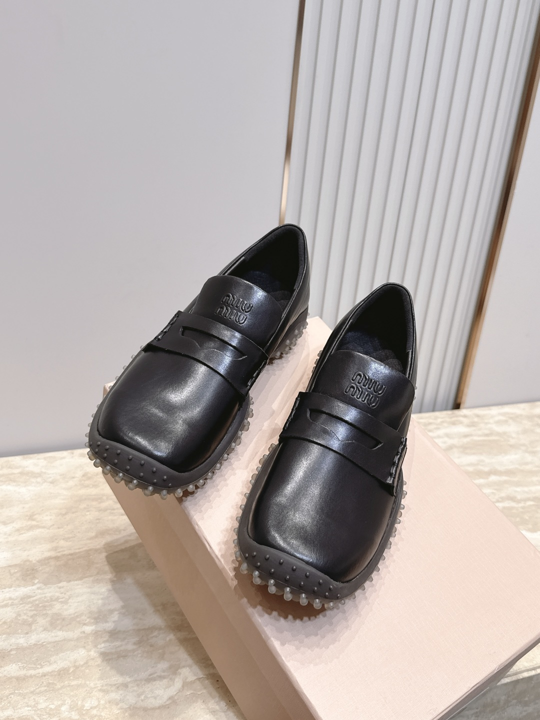 MiuMiu缪缪2026vs秋季新款乐福鞋系列…… 圆头豆豆厚底休闲乐福鞋 Miu Miu源于意大利时尚设计品牌一系列 MiuMiu缪缪2026vs秋季新款乐福鞋系列…… 圆头豆豆厚底休闲乐福鞋 Miu Miu源于意大利时尚设计品牌一系列