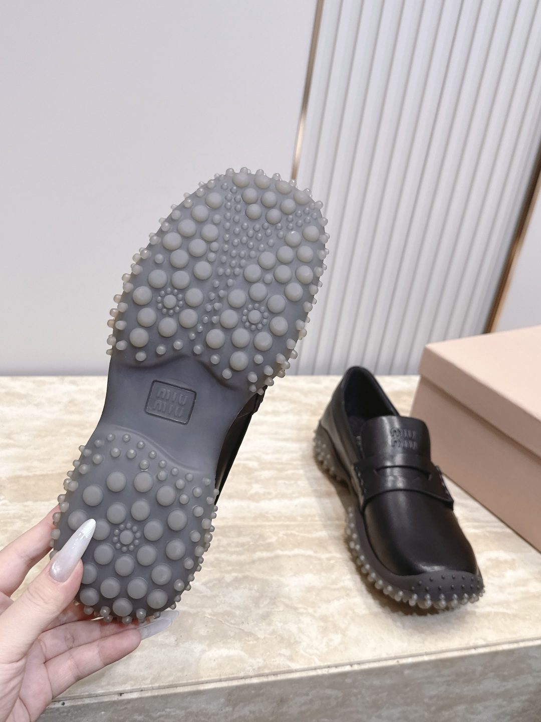 MiuMiu缪缪2026vs秋季新款乐福鞋系列…… 圆头豆豆厚底休闲乐福鞋 Miu Miu源于意大利时尚设计品牌一系列 MiuMiu缪缪2026vs秋季新款乐福鞋系列…… 圆头豆豆厚底休闲乐福鞋 Miu Miu源于意大利时尚设计品牌一系列