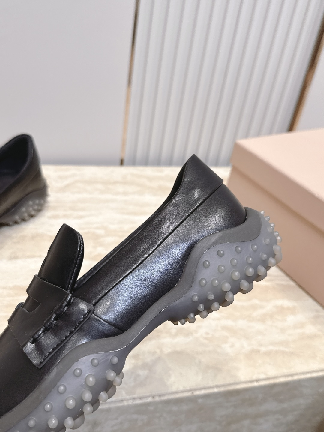 MiuMiu缪缪2026vs秋季新款乐福鞋系列…… 圆头豆豆厚底休闲乐福鞋 Miu Miu源于意大利时尚设计品牌一系列 MiuMiu缪缪2026vs秋季新款乐福鞋系列…… 圆头豆豆厚底休闲乐福鞋 Miu Miu源于意大利时尚设计品牌一系列