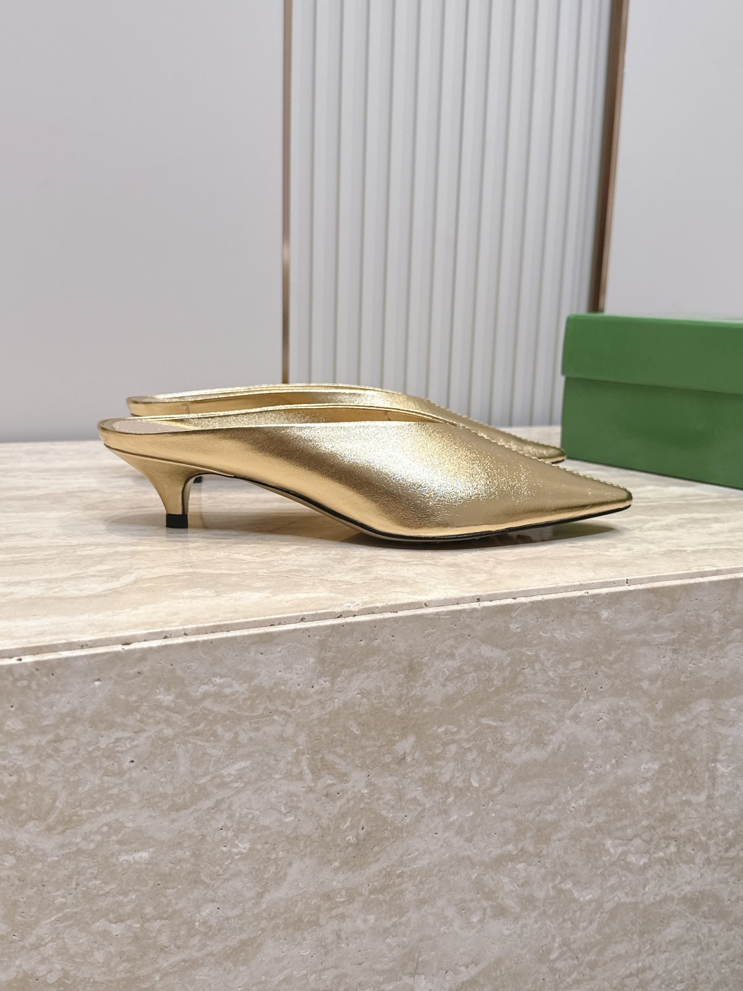 BOTTEGA VENETA26vs早秋最新爆款单鞋系列…… BV尖头猫跟半拖单鞋 尖头上脚超性感!真太的了美!这款 BOTTEGA VENETA26vs早秋最新爆款单鞋系列…… BV尖头猫跟半拖单鞋 尖头上脚超性感!真太的了美!这款