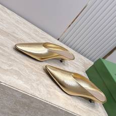 BOTTEGA VENETA26vs早秋最新爆款单鞋系列…… BV尖头猫跟半拖单鞋 尖头上脚超性感!真太的了美!这款 BOTTEGA VENETA26vs早秋最新爆款单鞋系列…… BV尖头猫跟半拖单鞋 尖头上脚超性感!真太的了美!这款