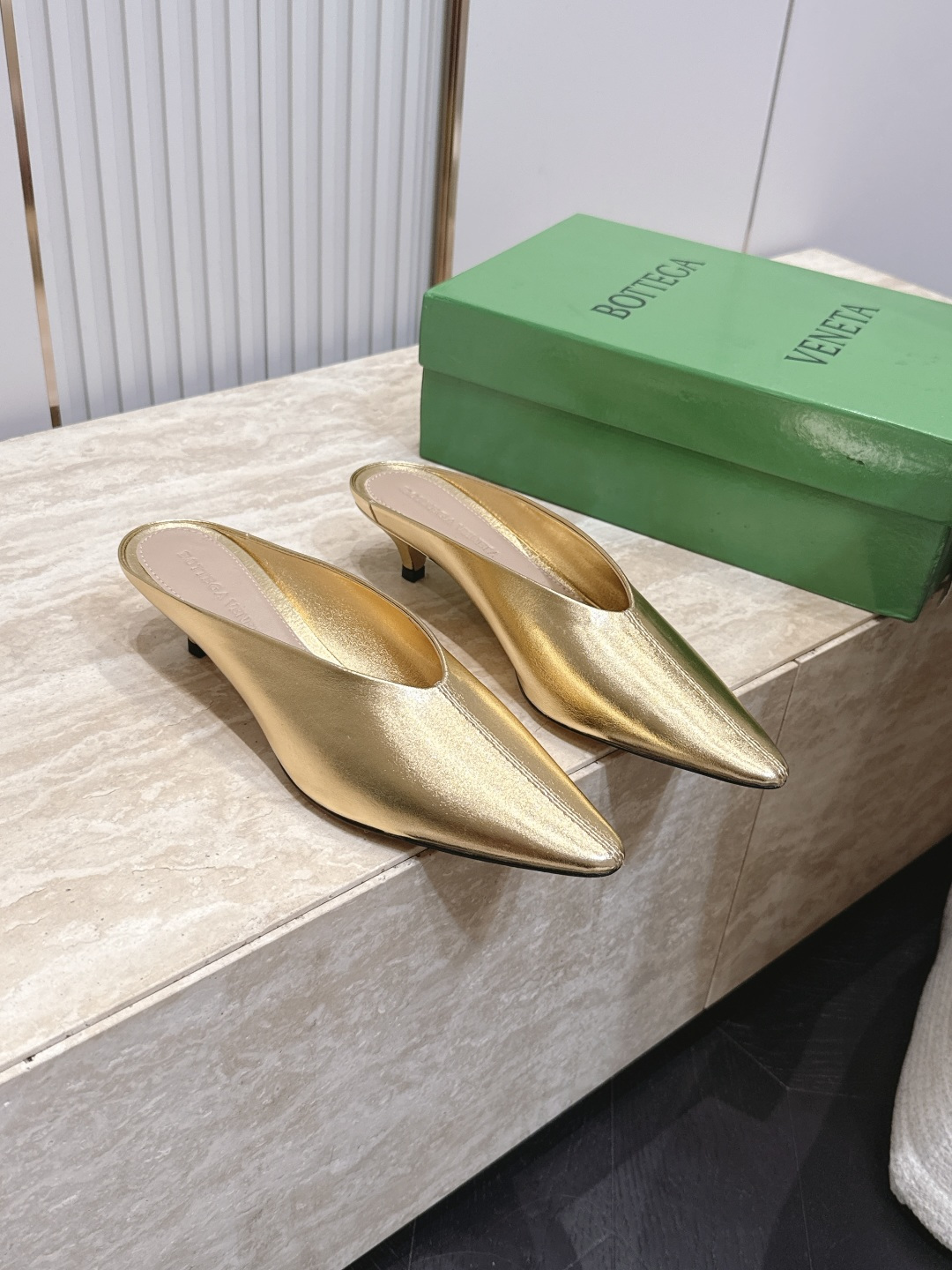 BOTTEGA VENETA26vs早秋最新爆款单鞋系列…… BV尖头猫跟半拖单鞋   尖头上脚超性感！真太的了美！这款