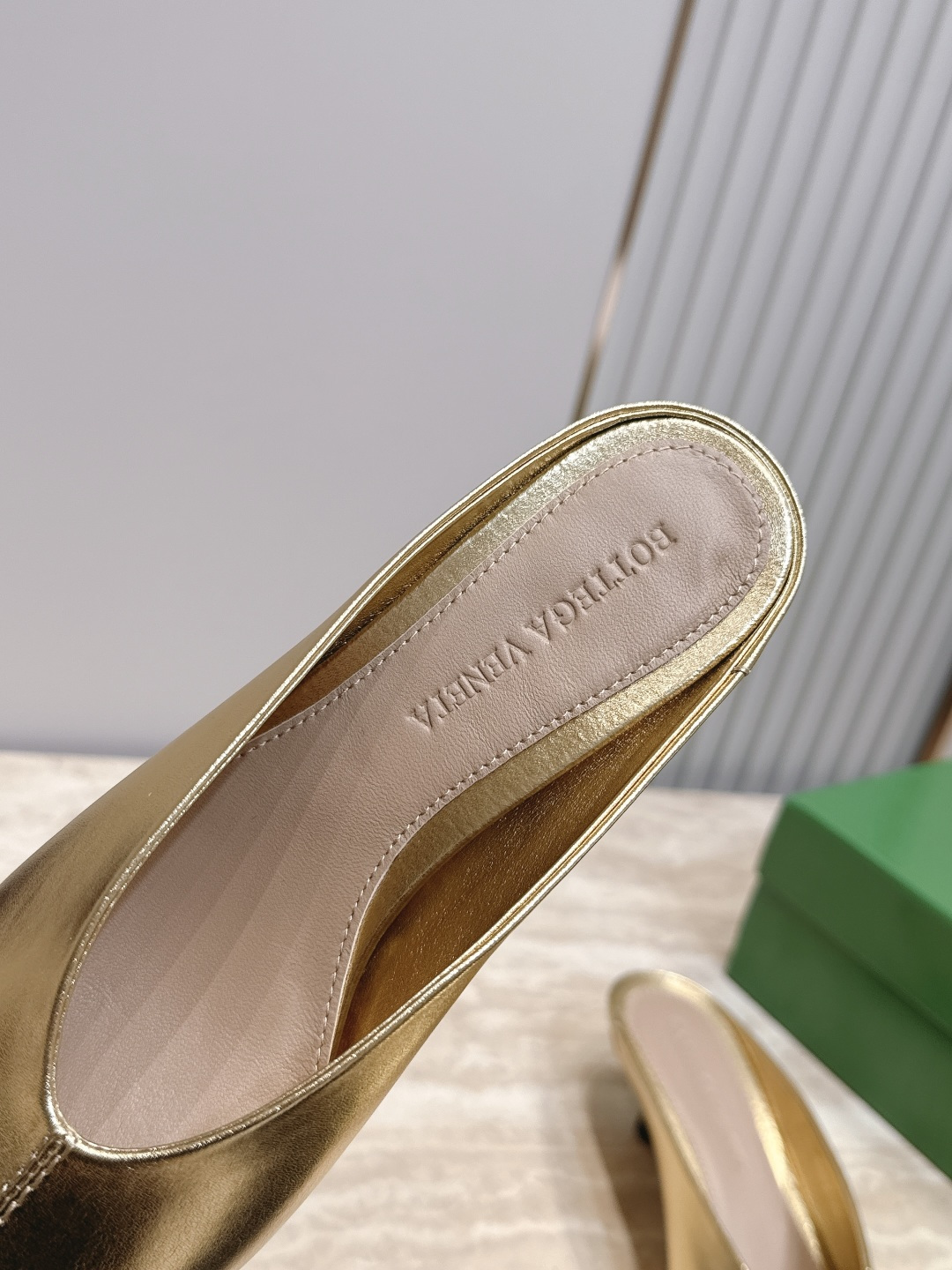 BOTTEGA VENETA26vs早秋最新爆款单鞋系列…… BV尖头猫跟半拖单鞋 尖头上脚超性感!真太的了美!这款 BOTTEGA VENETA26vs早秋最新爆款单鞋系列…… BV尖头猫跟半拖单鞋 尖头上脚超性感!真太的了美!这款