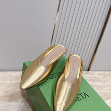 BOTTEGA VENETA26vs早秋最新爆款单鞋系列…… BV尖头猫跟半拖单鞋 尖头上脚超性感!真太的了美!这款 BOTTEGA VENETA26vs早秋最新爆款单鞋系列…… BV尖头猫跟半拖单鞋 尖头上脚超性感!真太的了美!这款