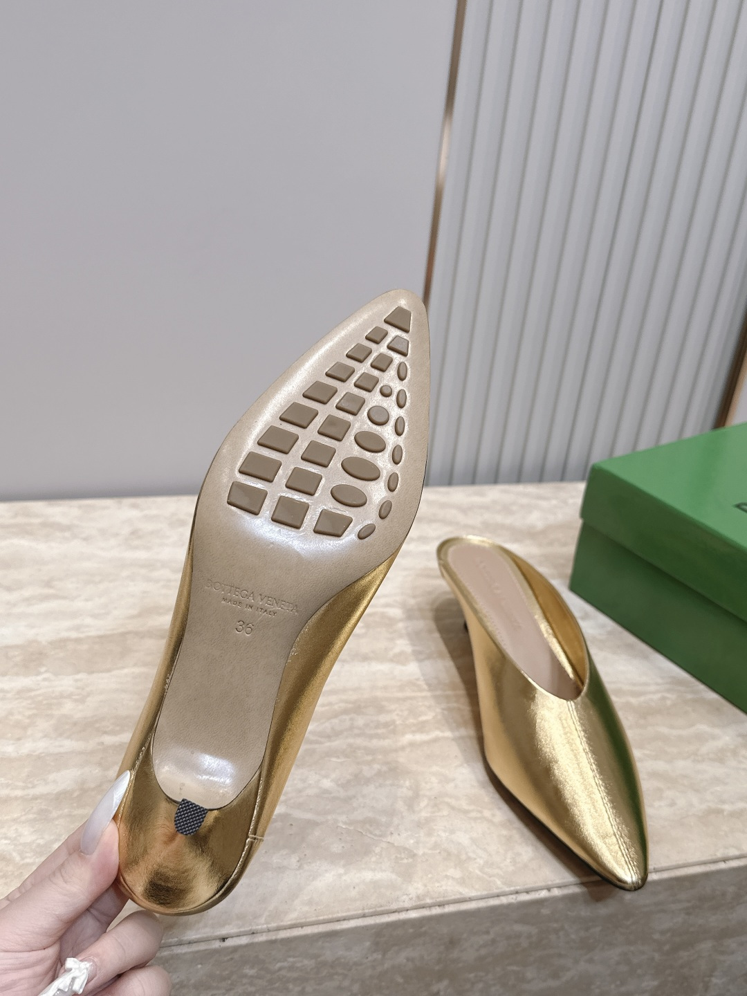 BOTTEGA VENETA26vs早秋最新爆款单鞋系列…… BV尖头猫跟半拖单鞋 尖头上脚超性感!真太的了美!这款 BOTTEGA VENETA26vs早秋最新爆款单鞋系列…… BV尖头猫跟半拖单鞋 尖头上脚超性感!真太的了美!这款