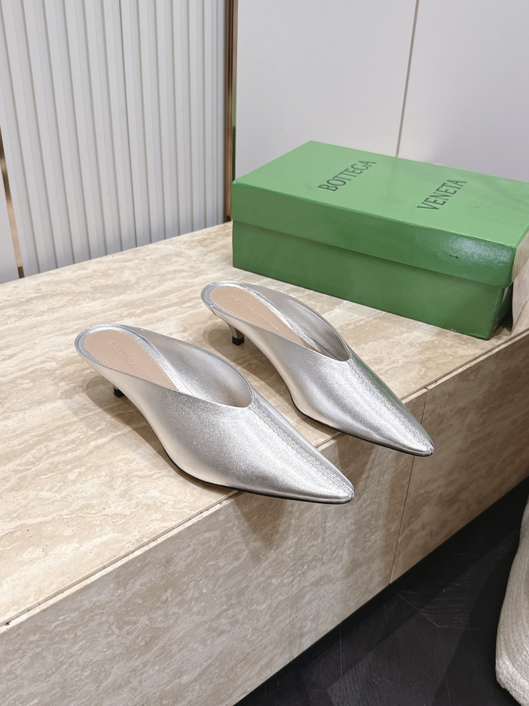 BOTTEGA VENETA26vs早秋最新爆款单鞋系列…… BV尖头猫跟半拖单鞋   尖头上脚超性感！真太的了美！这款