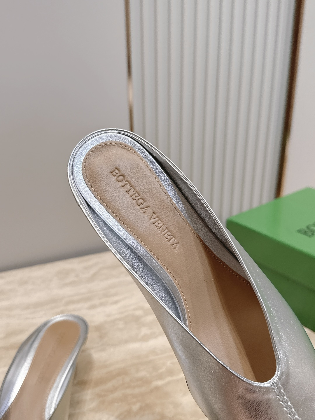 BOTTEGA VENETA26vs早秋最新爆款单鞋系列…… BV尖头猫跟半拖单鞋   尖头上脚超性感！真太的了美！这款