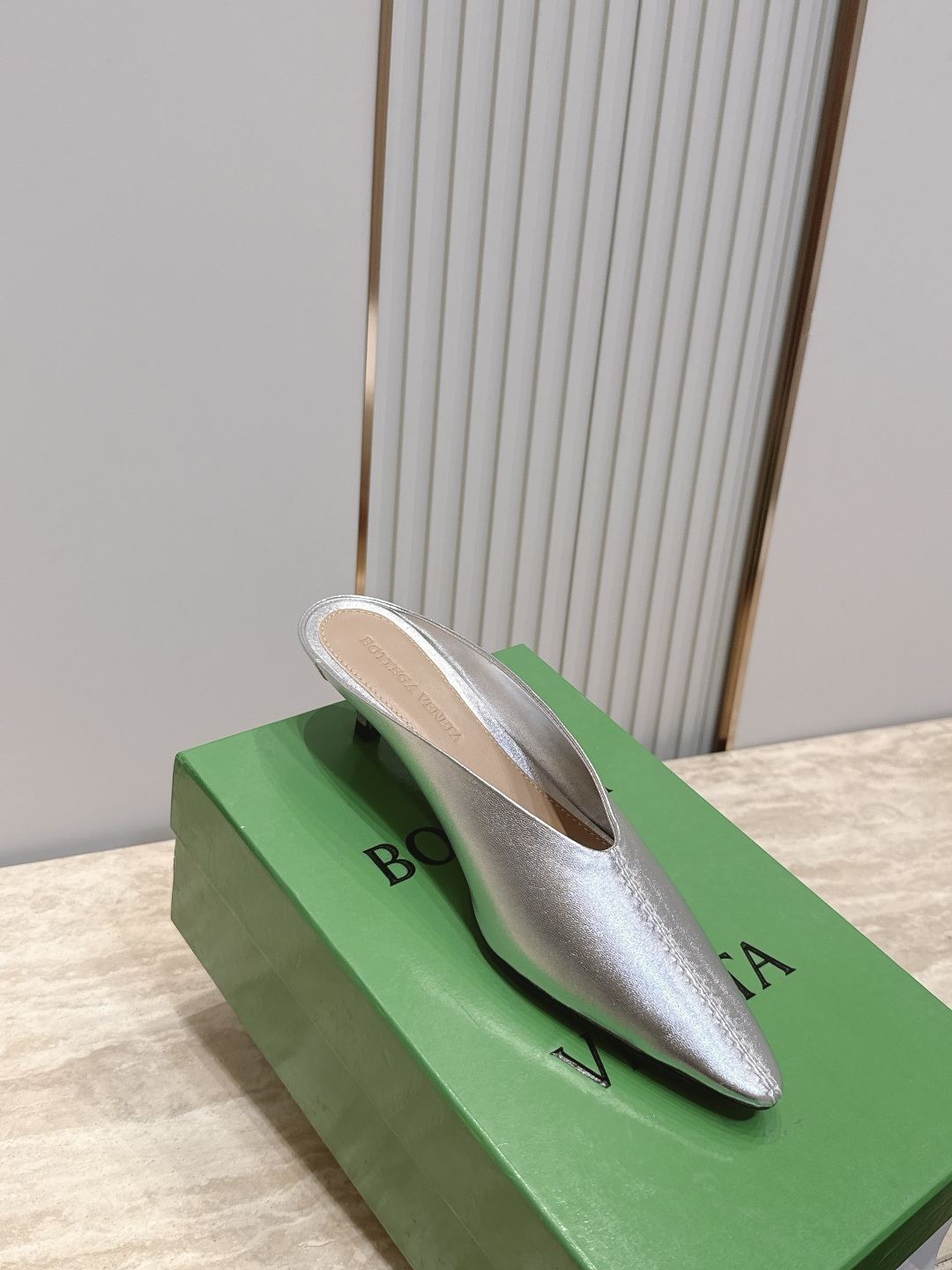 BOTTEGA VENETA26vs早秋最新爆款单鞋系列…… BV尖头猫跟半拖单鞋   尖头上脚超性感！真太的了美！这款