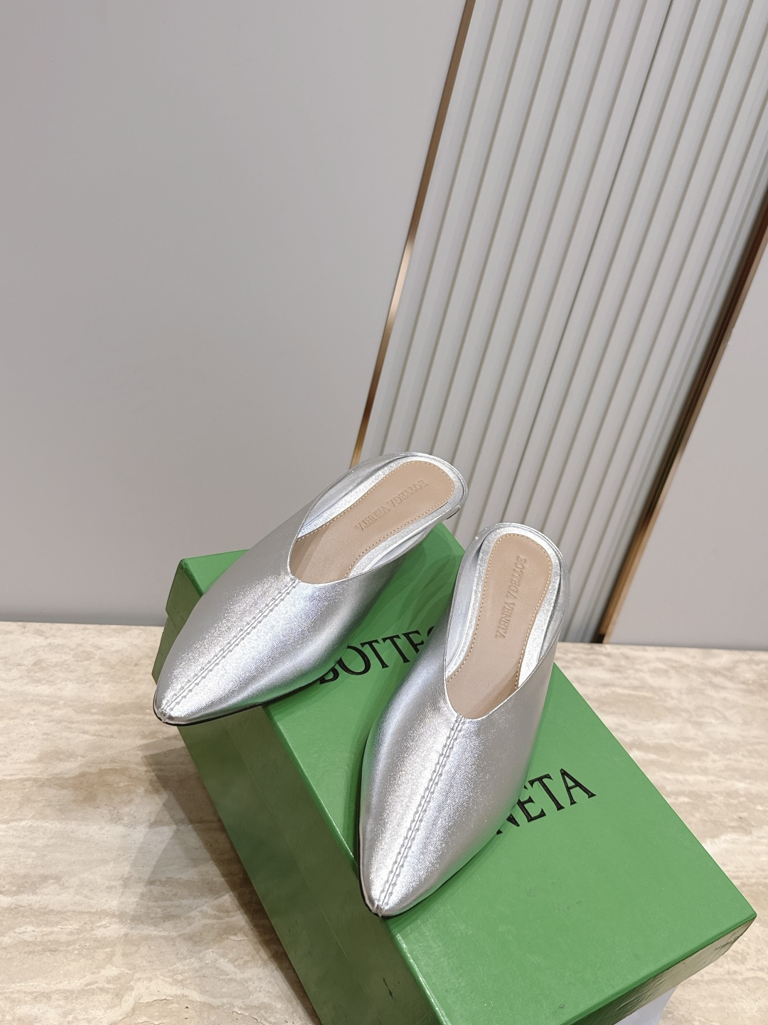 BOTTEGA VENETA26vs早秋最新爆款单鞋系列…… BV尖头猫跟半拖单鞋   尖头上脚超性感！真太的了美！这款