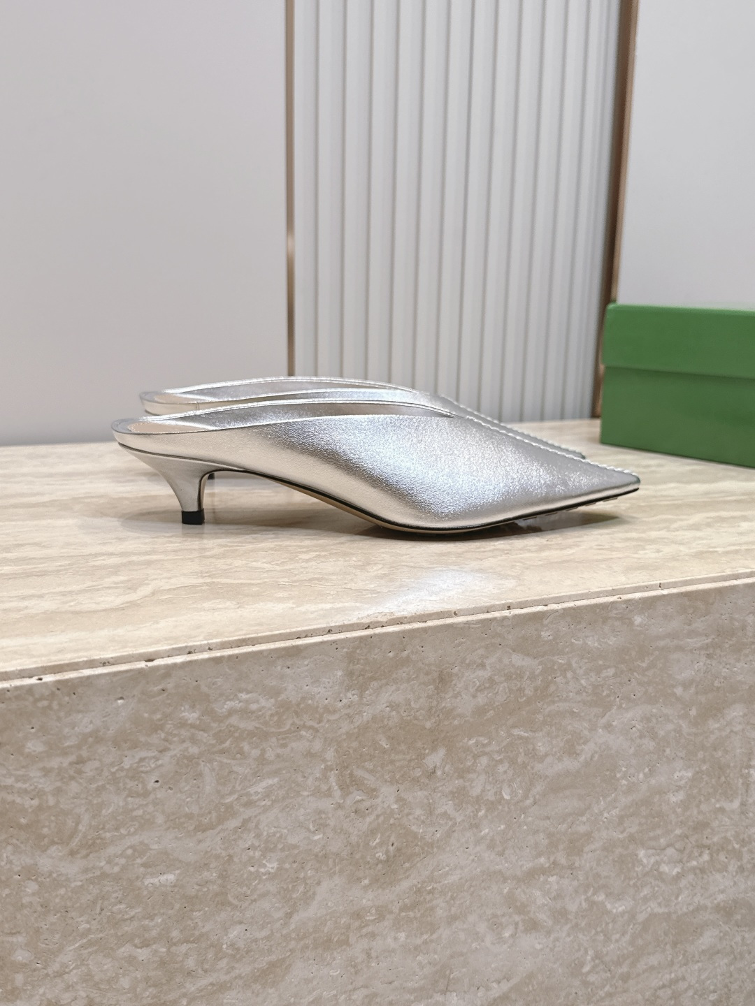 BOTTEGA VENETA26vs早秋最新爆款单鞋系列…… BV尖头猫跟半拖单鞋   尖头上脚超性感！真太的了美！这款
