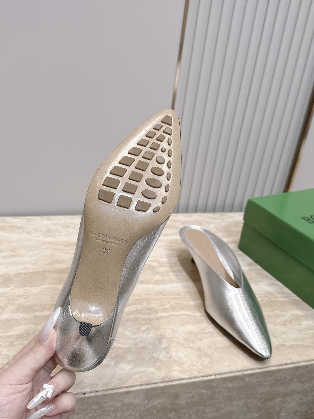 BOTTEGA VENETA26vs早秋最新爆款单鞋系列…… BV尖头猫跟半拖单鞋   尖头上脚超性感！真太的了美！这款