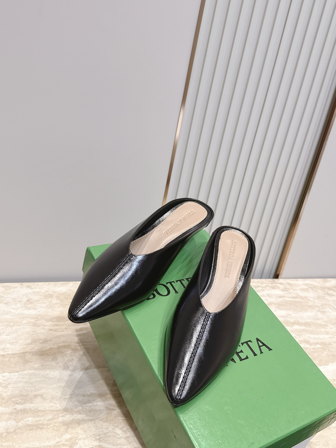 BOTTEGA VENETA26vs早秋最新爆款单鞋系列…… BV尖头猫跟半拖单鞋   尖头上脚超性感！真太的了美！这款