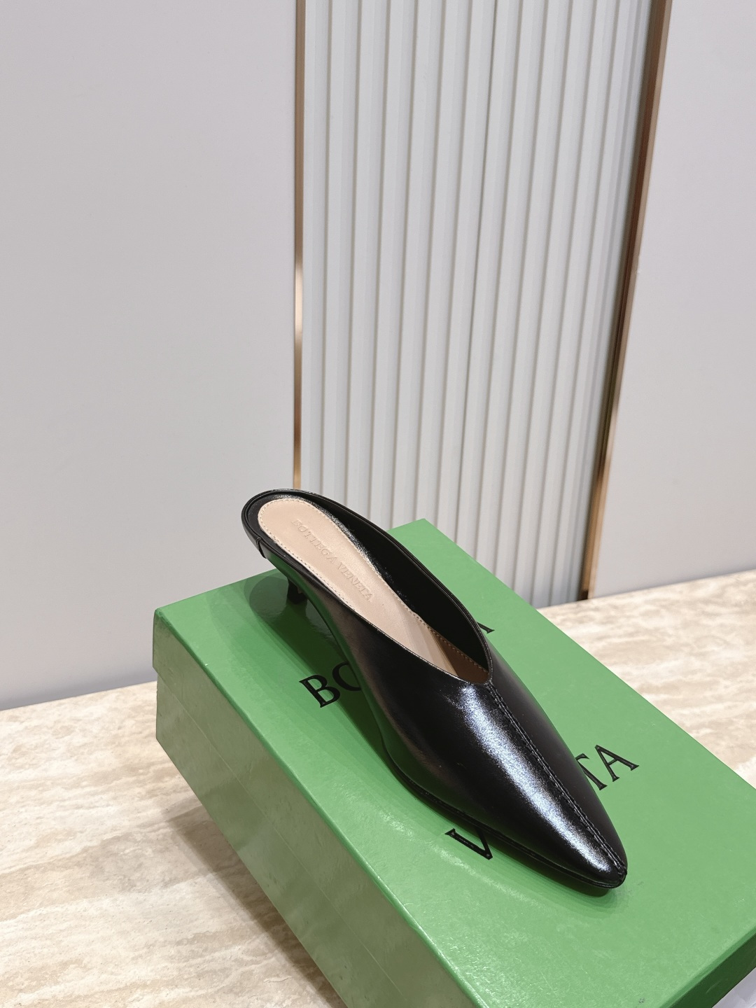 BOTTEGA VENETA26vs早秋最新爆款单鞋系列…… BV尖头猫跟半拖单鞋   尖头上脚超性感！真太的了美！这款