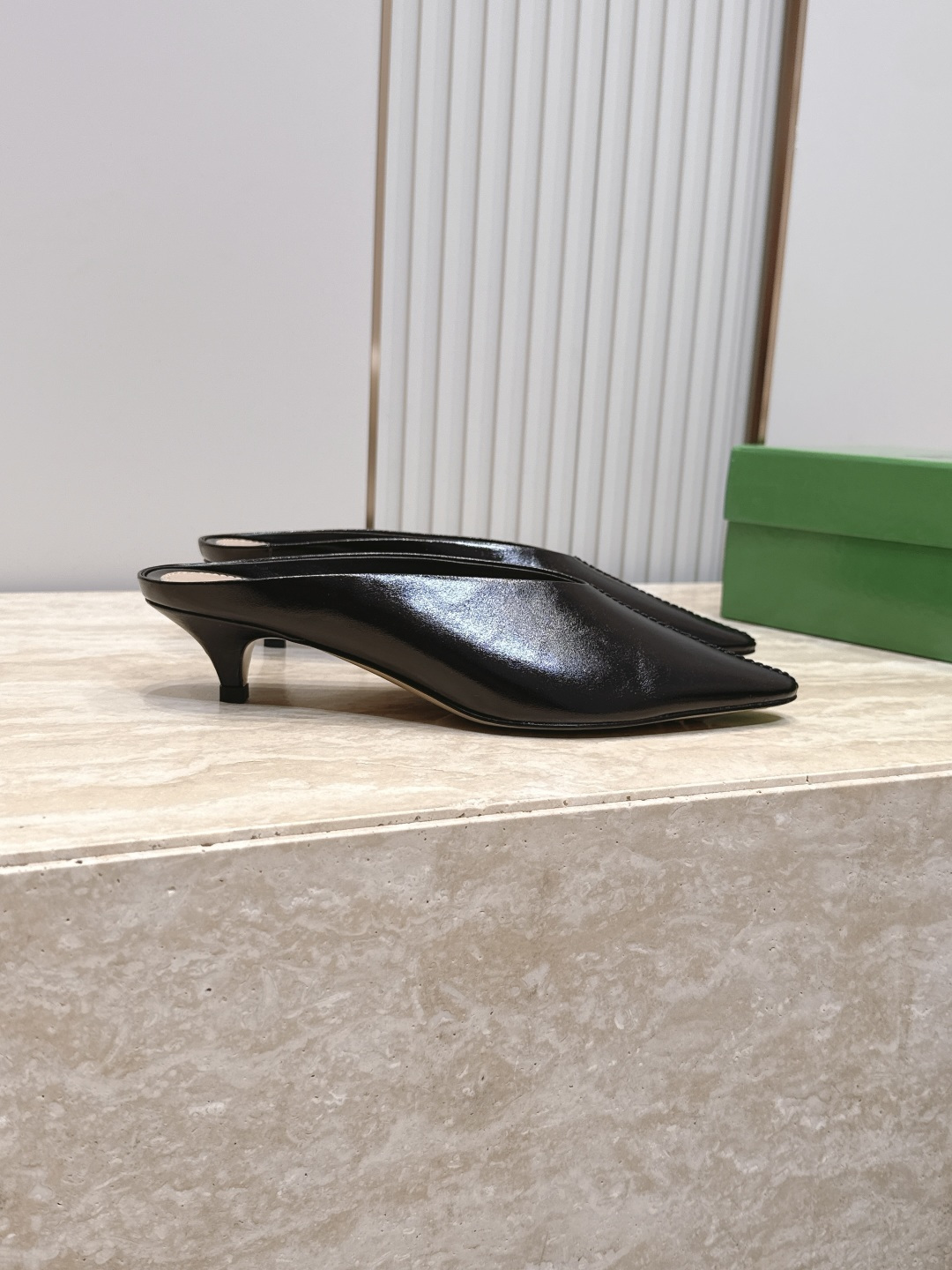 BOTTEGA VENETA26vs早秋最新爆款单鞋系列…… BV尖头猫跟半拖单鞋   尖头上脚超性感！真太的了美！这款