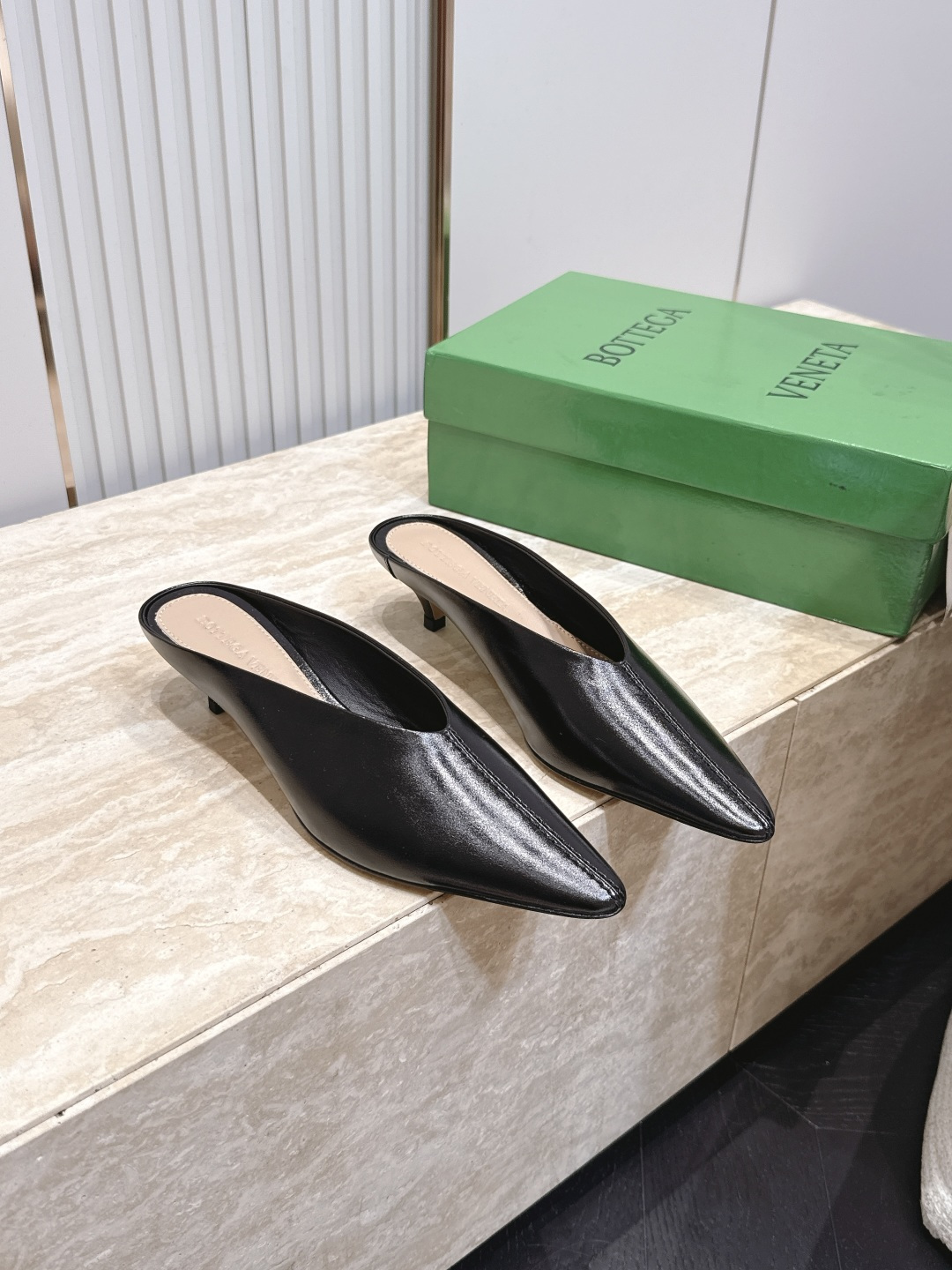 BOTTEGA VENETA26vs早秋最新爆款单鞋系列…… BV尖头猫跟半拖单鞋   尖头上脚超性感！真太的了美！这款
