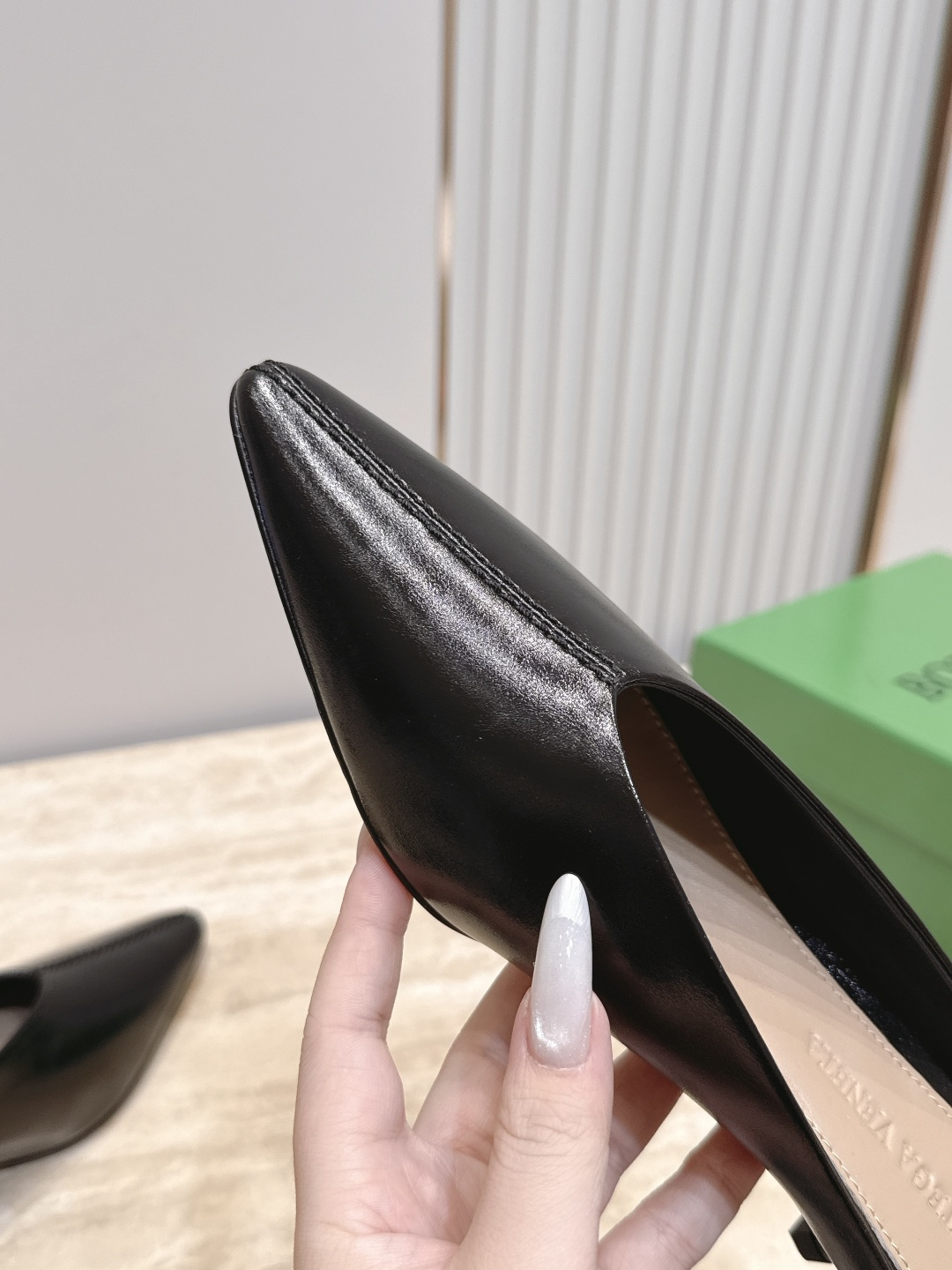 BOTTEGA VENETA26vs早秋最新爆款单鞋系列…… BV尖头猫跟半拖单鞋   尖头上脚超性感！真太的了美！这款