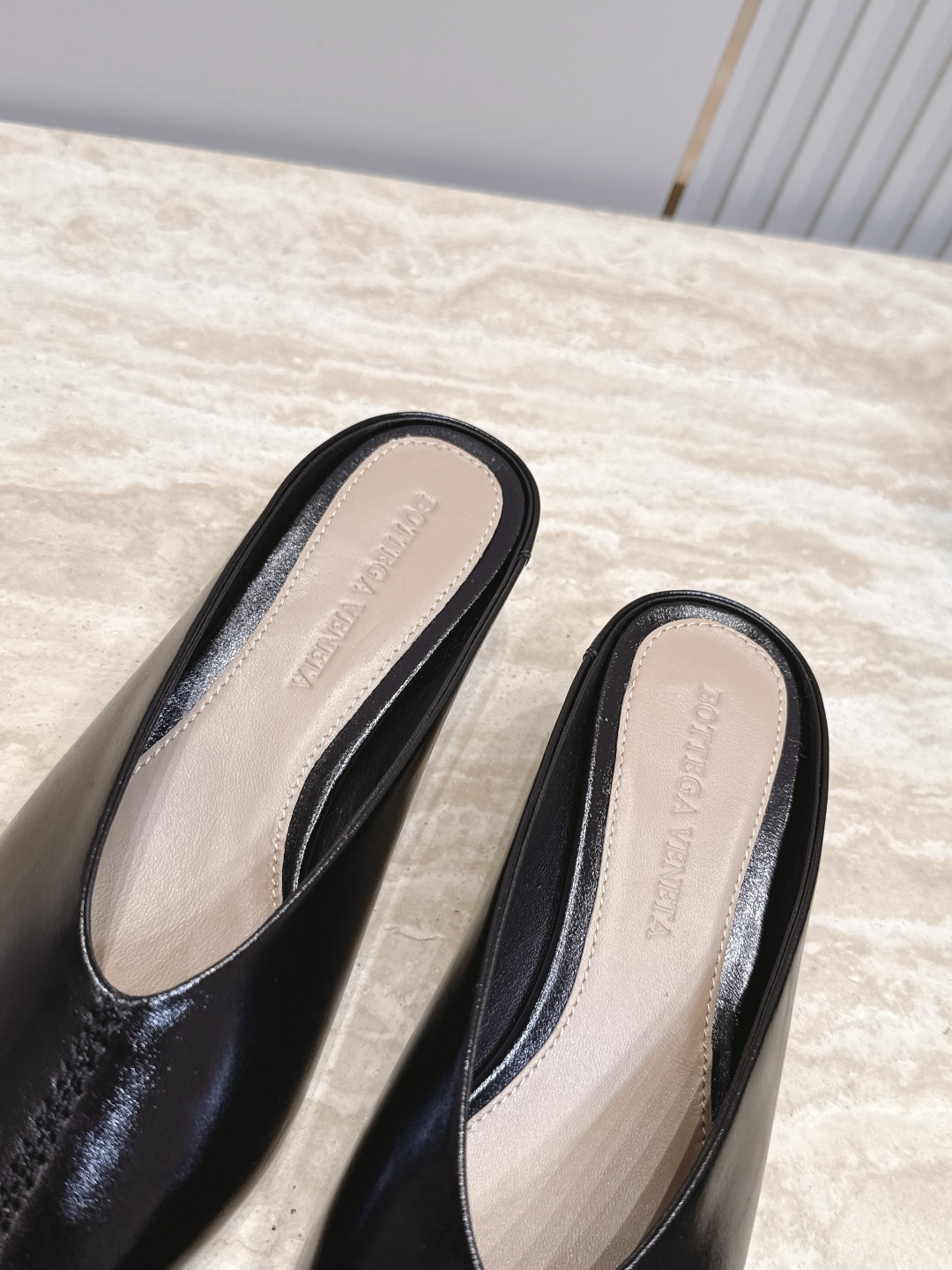 BOTTEGA VENETA26vs早秋最新爆款单鞋系列…… BV尖头猫跟半拖单鞋   尖头上脚超性感！真太的了美！这款