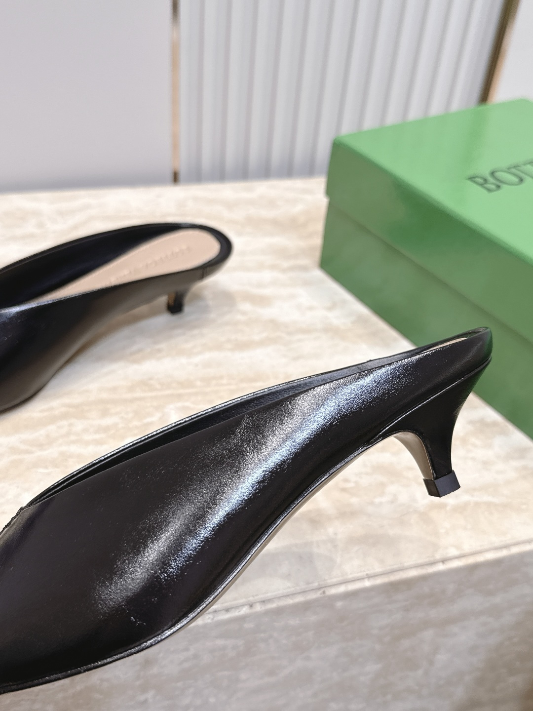 BOTTEGA VENETA26vs早秋最新爆款单鞋系列…… BV尖头猫跟半拖单鞋   尖头上脚超性感！真太的了美！这款