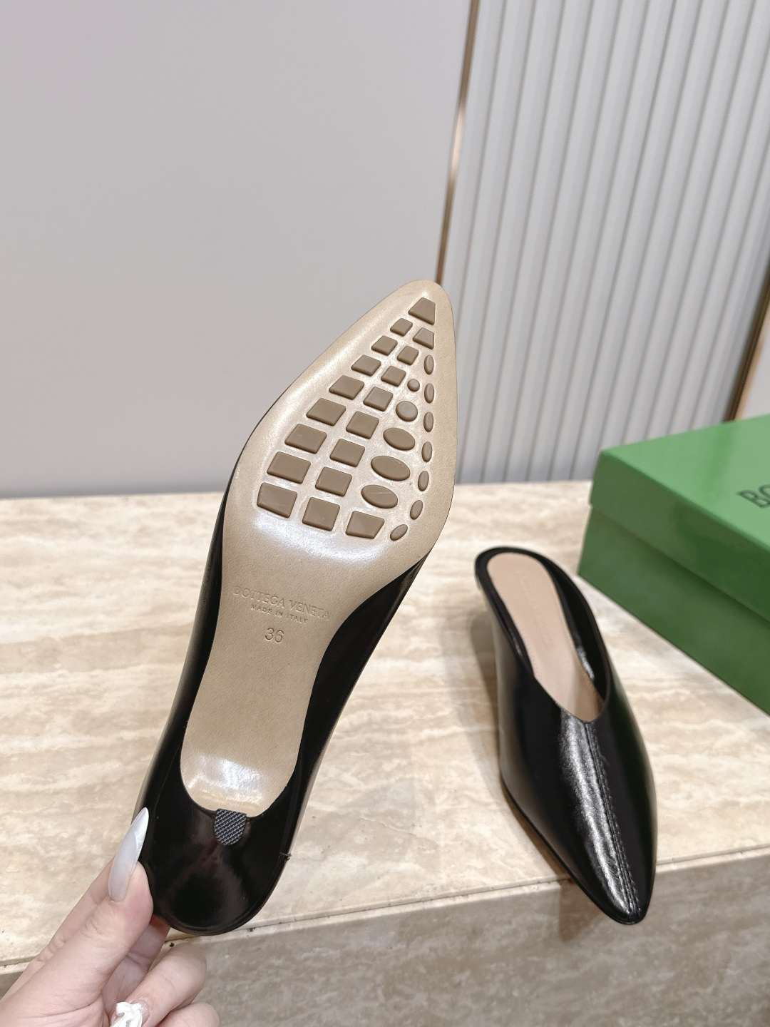 BOTTEGA VENETA26vs早秋最新爆款单鞋系列…… BV尖头猫跟半拖单鞋   尖头上脚超性感！真太的了美！这款