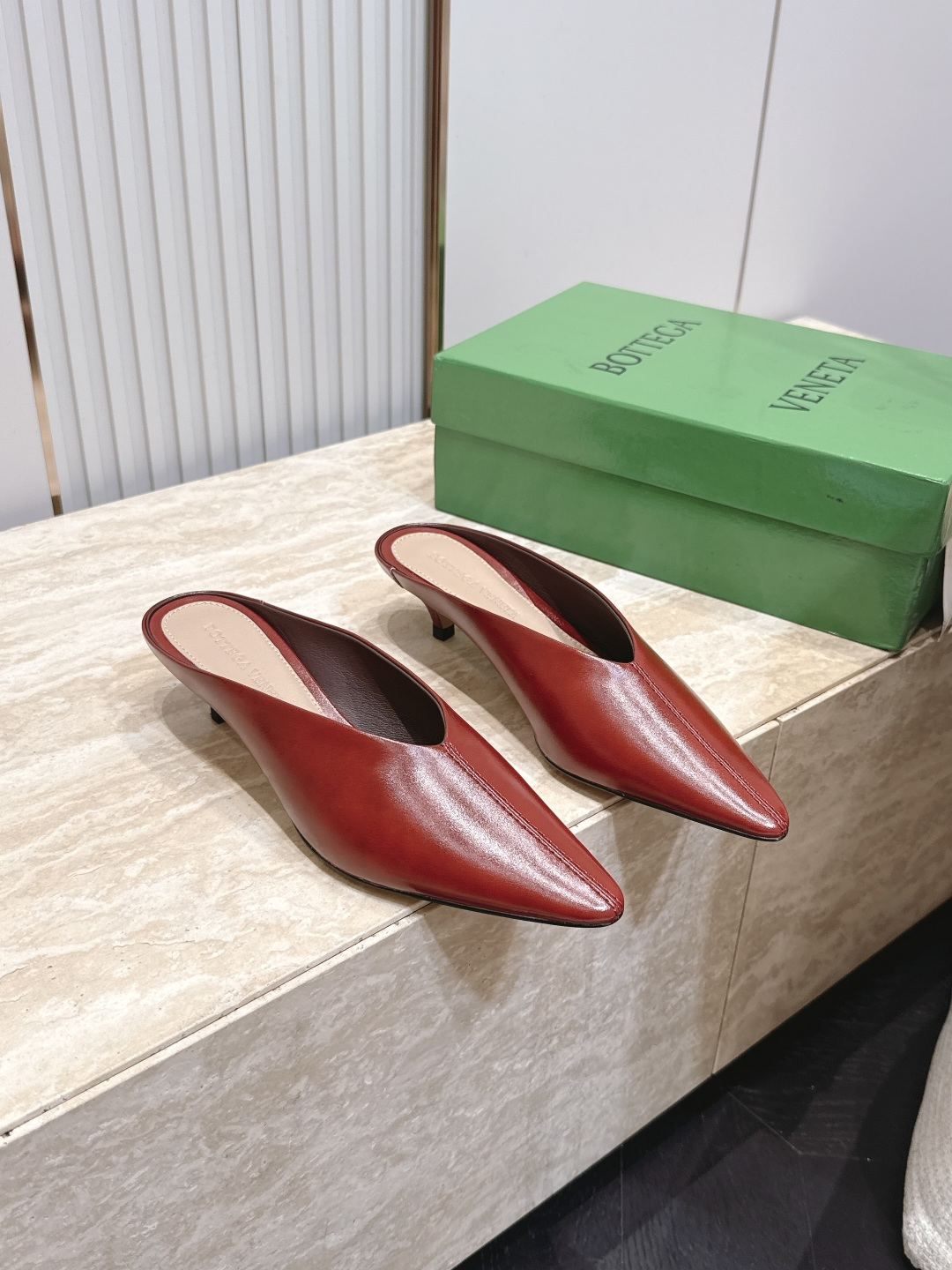 BOTTEGA VENETA26vs早秋最新爆款单鞋系列…… BV尖头猫跟半拖单鞋   尖头上脚超性感！真太的了美！这款