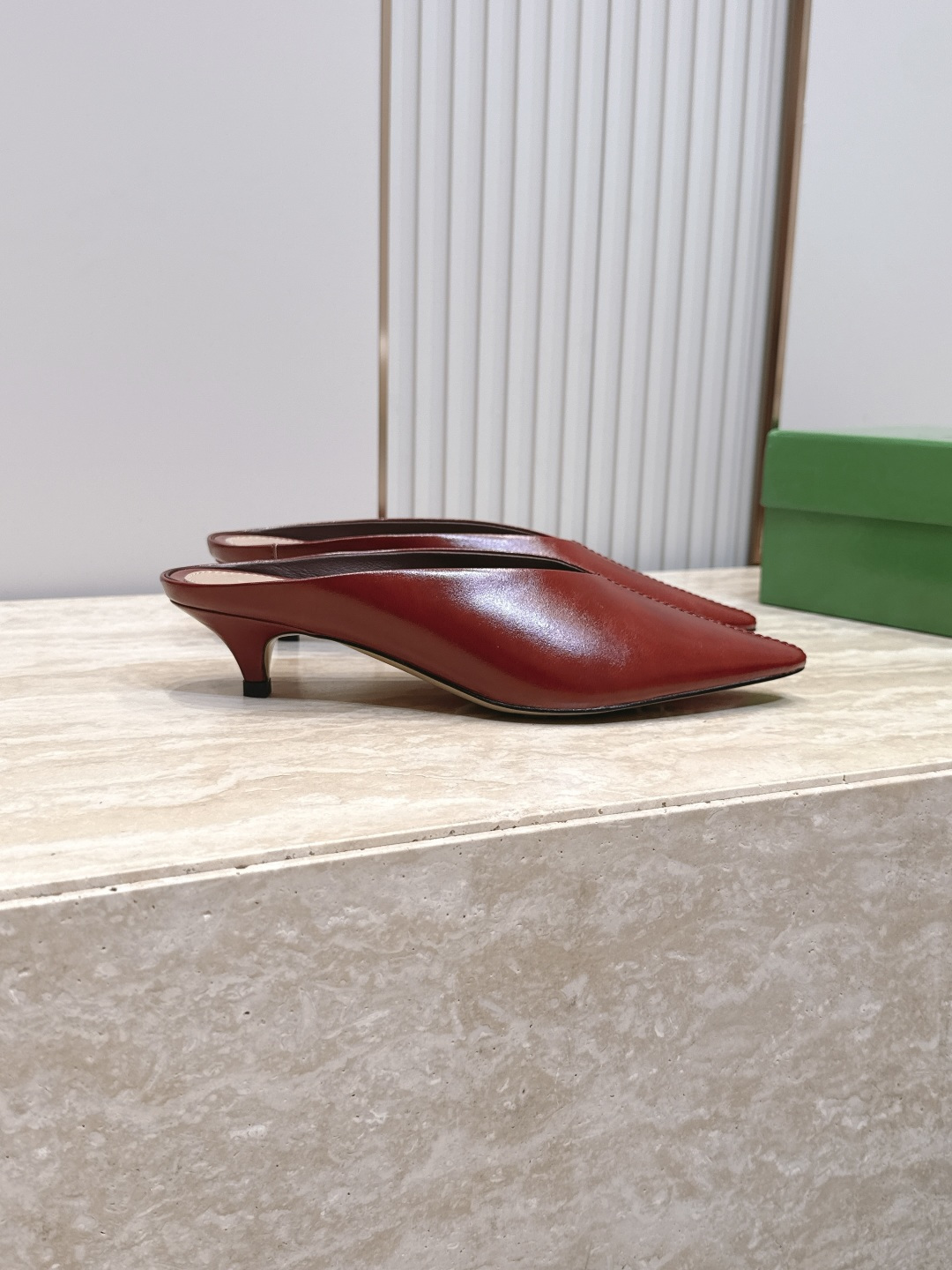 BOTTEGA VENETA26vs早秋最新爆款单鞋系列…… BV尖头猫跟半拖单鞋 尖头上脚超性感!真太的了美!这款 BOTTEGA VENETA26vs早秋最新爆款单鞋系列…… BV尖头猫跟半拖单鞋 尖头上脚超性感!真太的了美!这款