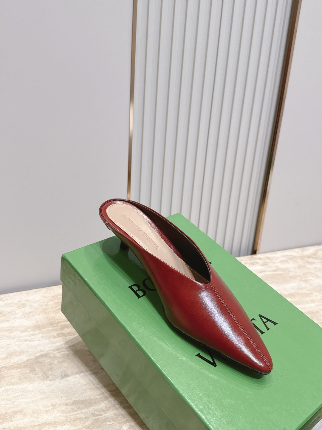 BOTTEGA VENETA26vs早秋最新爆款单鞋系列…… BV尖头猫跟半拖单鞋 尖头上脚超性感!真太的了美!这款 BOTTEGA VENETA26vs早秋最新爆款单鞋系列…… BV尖头猫跟半拖单鞋 尖头上脚超性感!真太的了美!这款