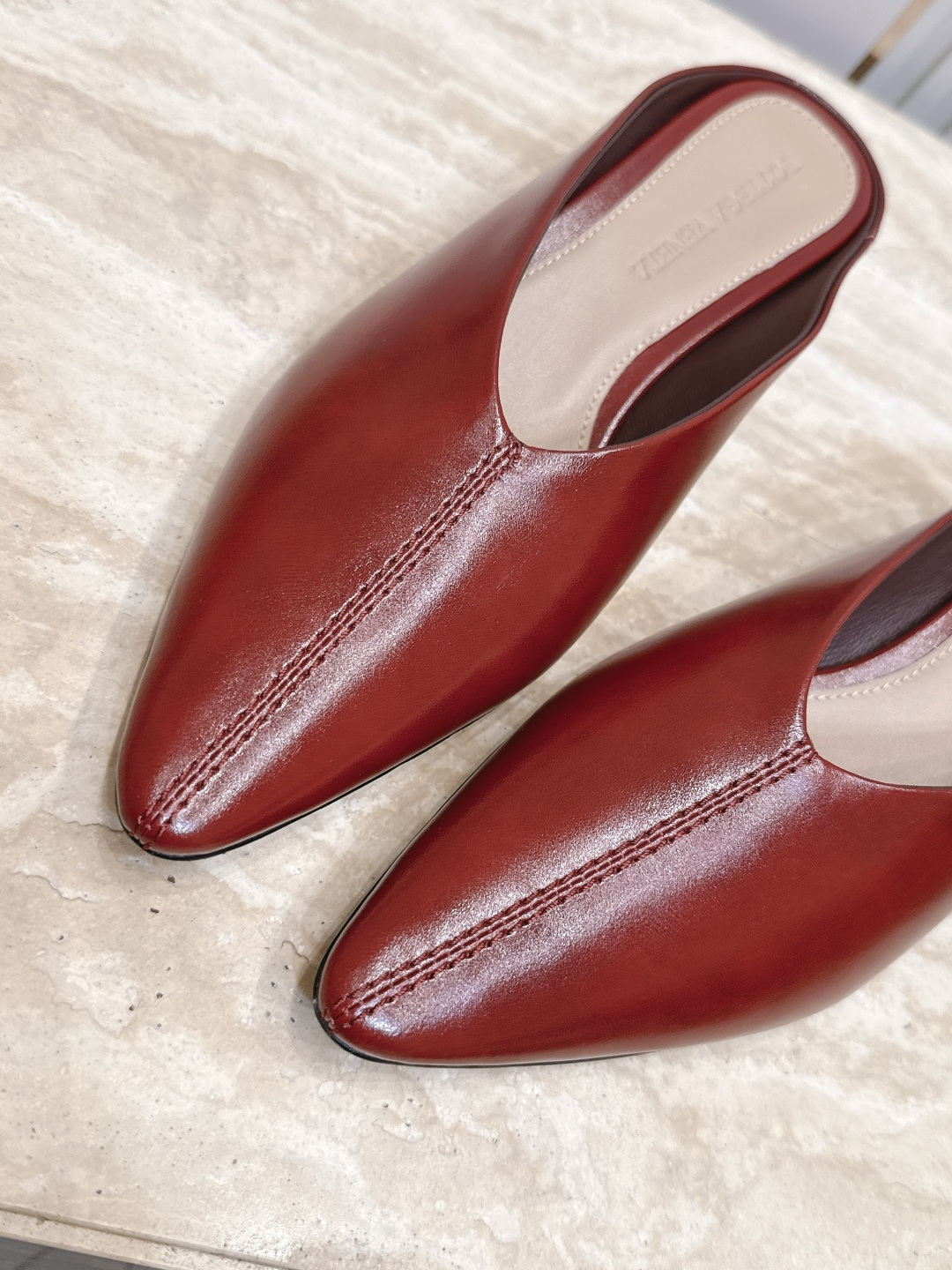 BOTTEGA VENETA26vs早秋最新爆款单鞋系列…… BV尖头猫跟半拖单鞋 尖头上脚超性感!真太的了美!这款 BOTTEGA VENETA26vs早秋最新爆款单鞋系列…… BV尖头猫跟半拖单鞋 尖头上脚超性感!真太的了美!这款