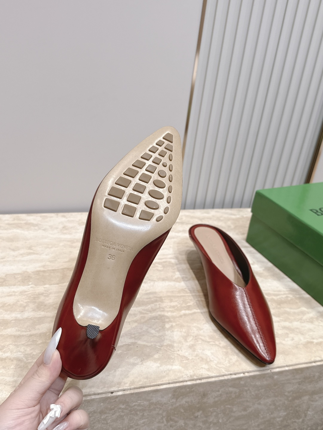 BOTTEGA VENETA26vs早秋最新爆款单鞋系列…… BV尖头猫跟半拖单鞋 尖头上脚超性感!真太的了美!这款 BOTTEGA VENETA26vs早秋最新爆款单鞋系列…… BV尖头猫跟半拖单鞋 尖头上脚超性感!真太的了美!这款
