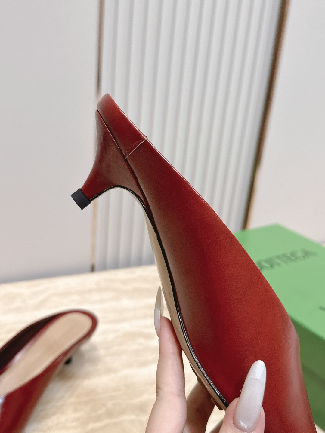 BOTTEGA VENETA26vs早秋最新爆款单鞋系列…… BV尖头猫跟半拖单鞋 尖头上脚超性感!真太的了美!这款 BOTTEGA VENETA26vs早秋最新爆款单鞋系列…… BV尖头猫跟半拖单鞋 尖头上脚超性感!真太的了美!这款