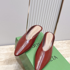 BOTTEGA VENETA26vs早秋最新爆款单鞋系列…… BV尖头猫跟半拖单鞋 尖头上脚超性感!真太的了美!这款 BOTTEGA VENETA26vs早秋最新爆款单鞋系列…… BV尖头猫跟半拖单鞋 尖头上脚超性感!真太的了美!这款