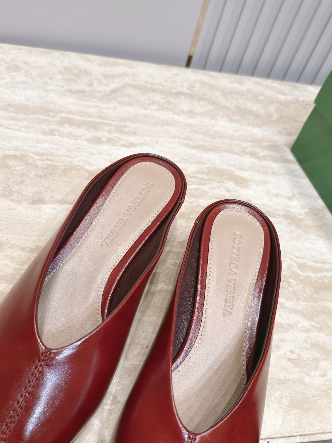 BOTTEGA VENETA26vs早秋最新爆款单鞋系列…… BV尖头猫跟半拖单鞋 尖头上脚超性感!真太的了美!这款 BOTTEGA VENETA26vs早秋最新爆款单鞋系列…… BV尖头猫跟半拖单鞋 尖头上脚超性感!真太的了美!这款