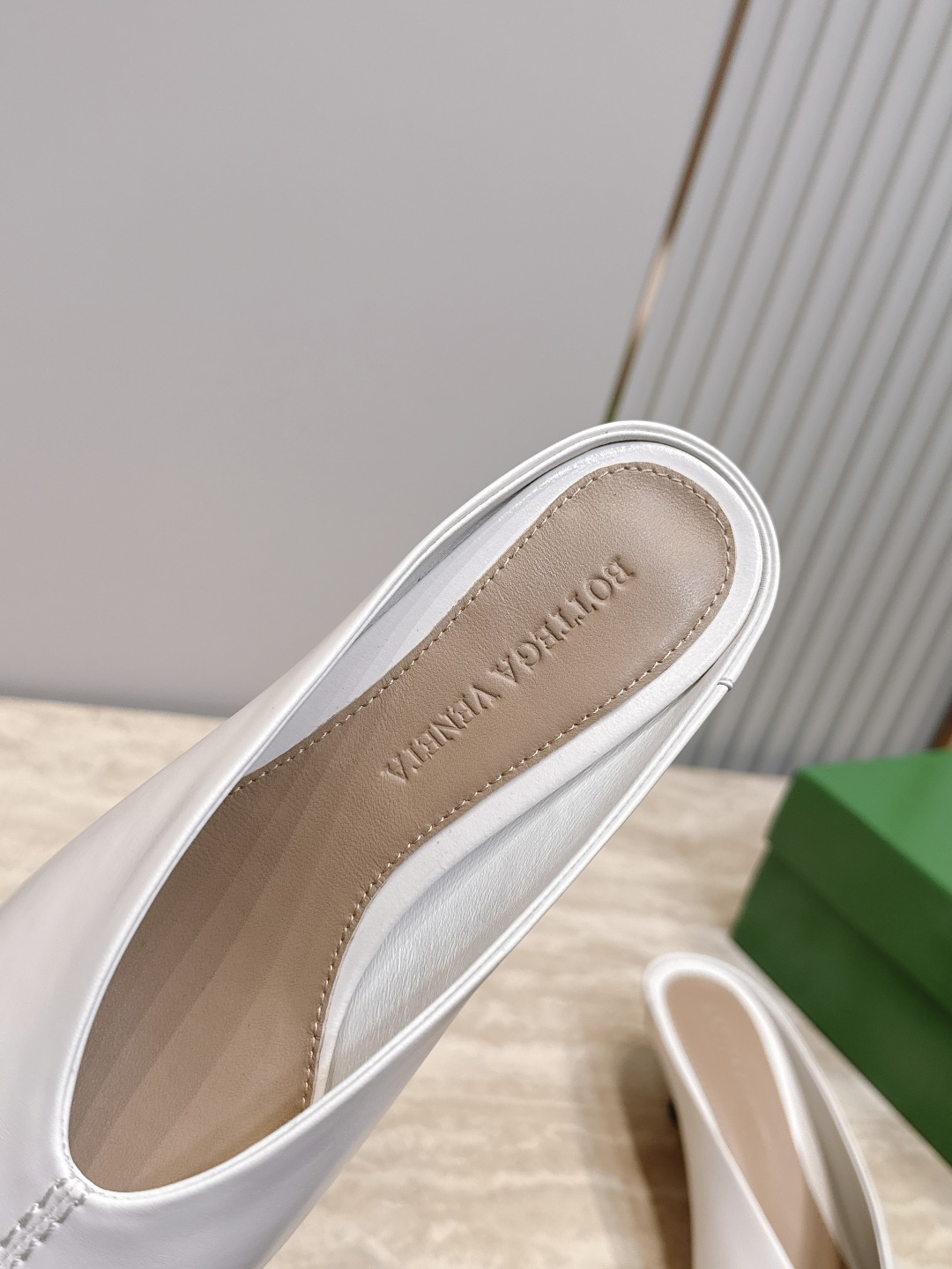 BOTTEGA VENETA26vs早秋最新爆款单鞋系列…… BV尖头猫跟半拖单鞋   尖头上脚超性感！真太的了美！这款