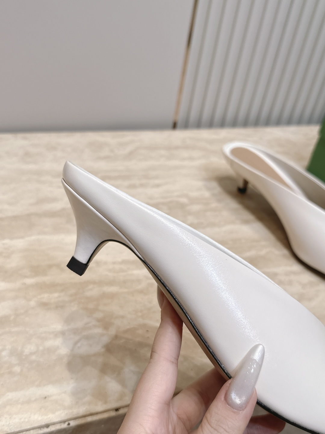 BOTTEGA VENETA26vs早秋最新爆款单鞋系列…… BV尖头猫跟半拖单鞋   尖头上脚超性感！真太的了美！这款